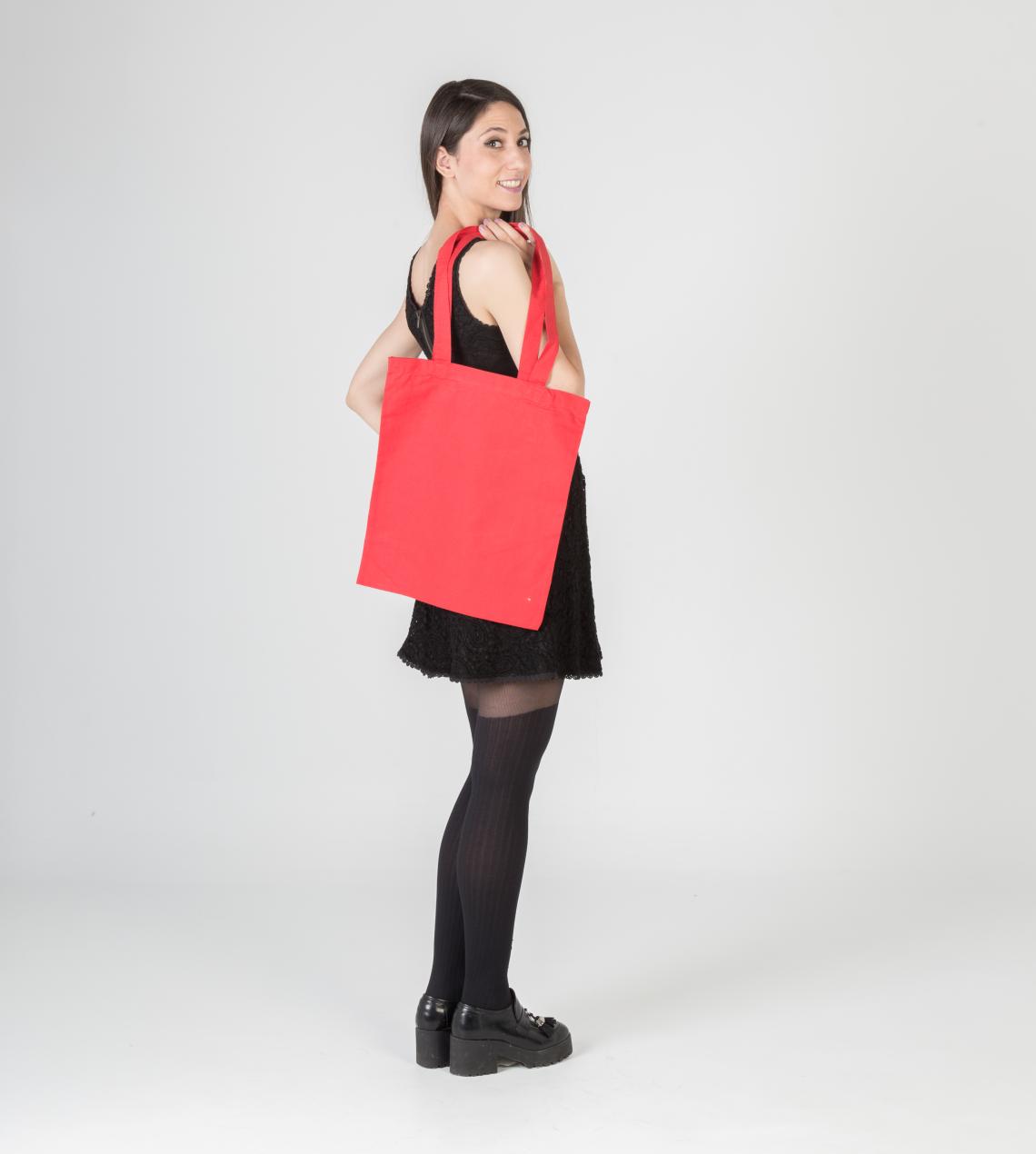 Bolsas de algodón de tamaño mediado sujetadas por una mujer