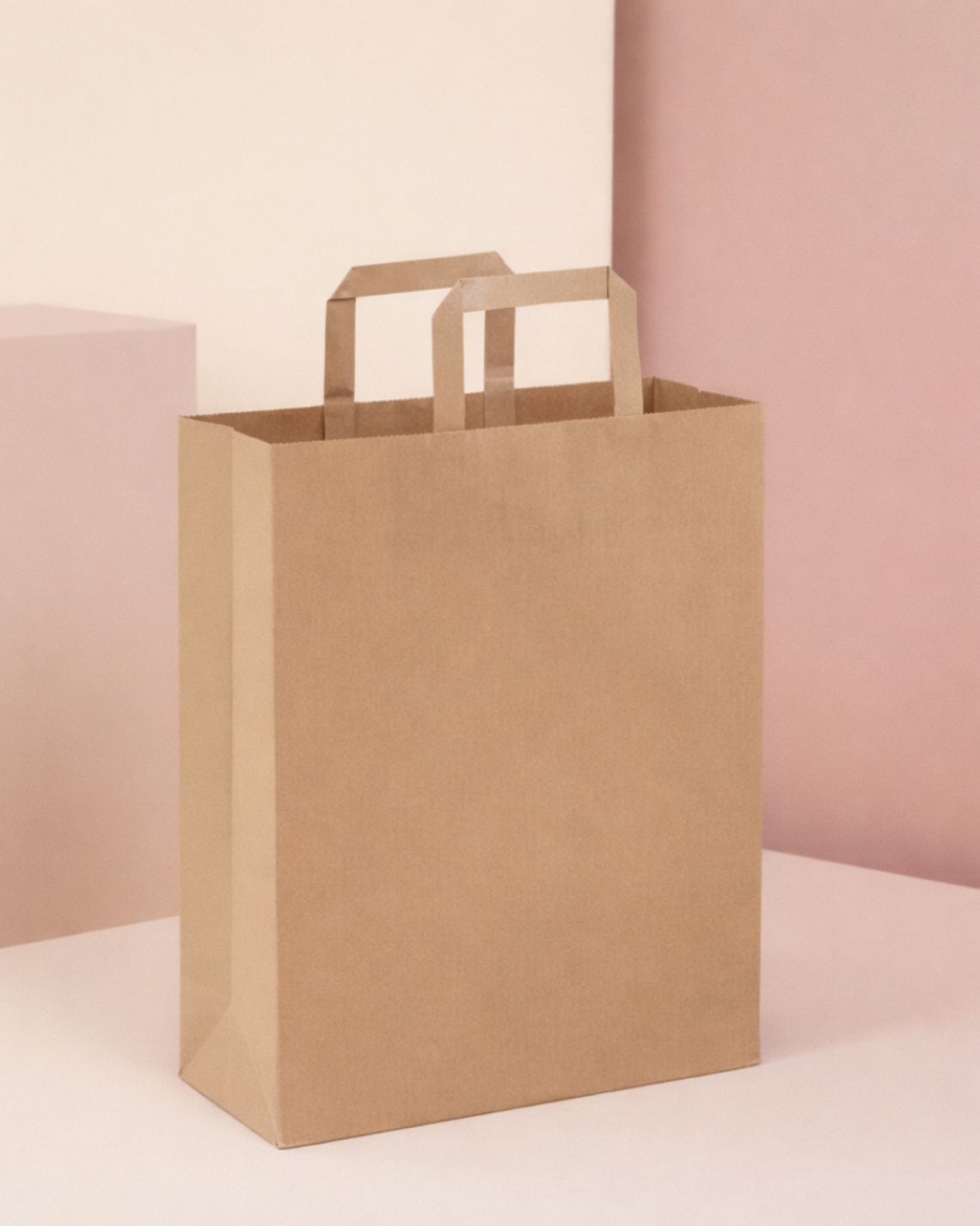 Bolsas de papel medianas de asas planas junto a un juguete