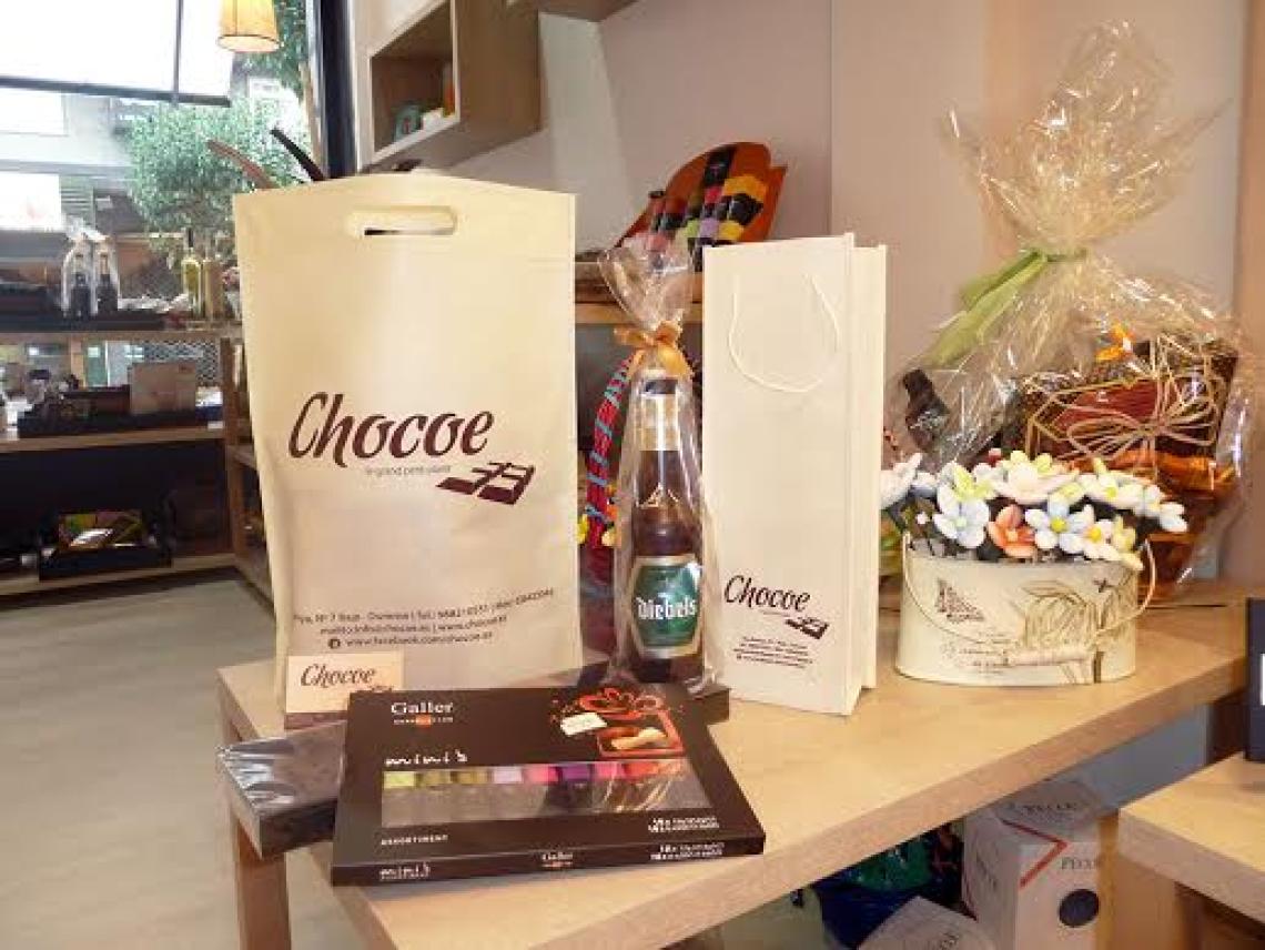 Bolsas de tela a medida junto a una botella