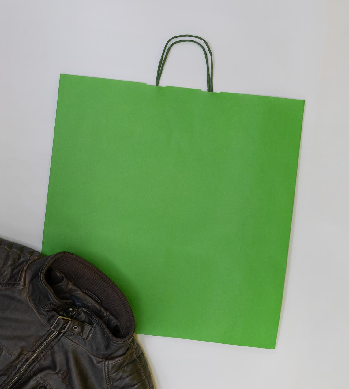 Bolsa de papel de color verde en primer plano