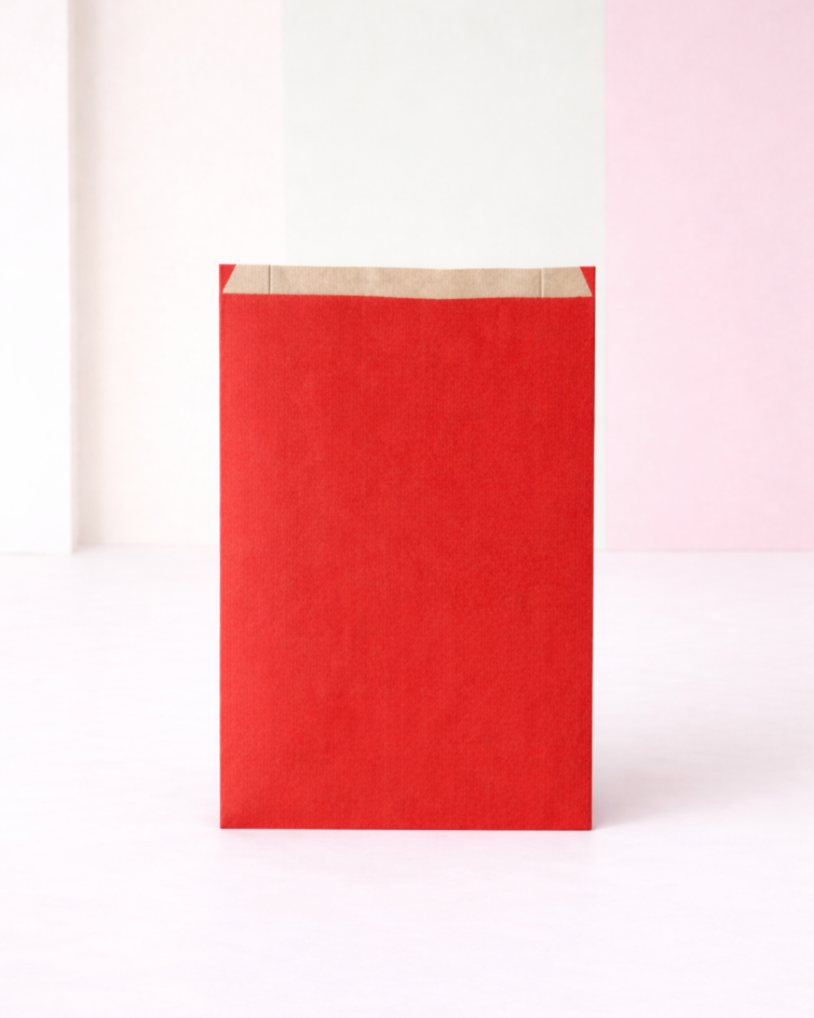 Sobres de papel de colores con lápices alrededor