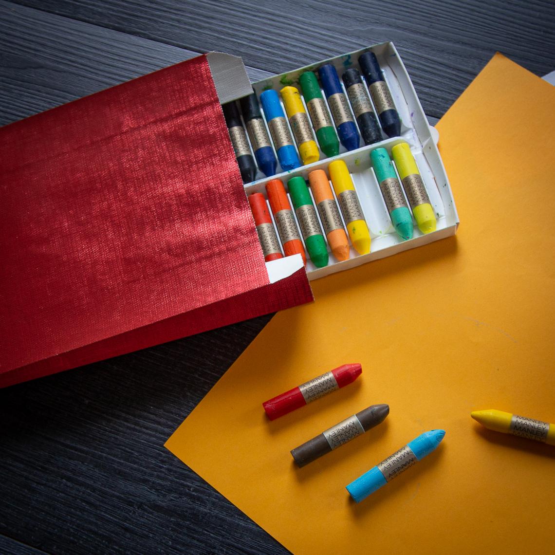 Sobres de papel metalizados rojos con pinturas alrededor