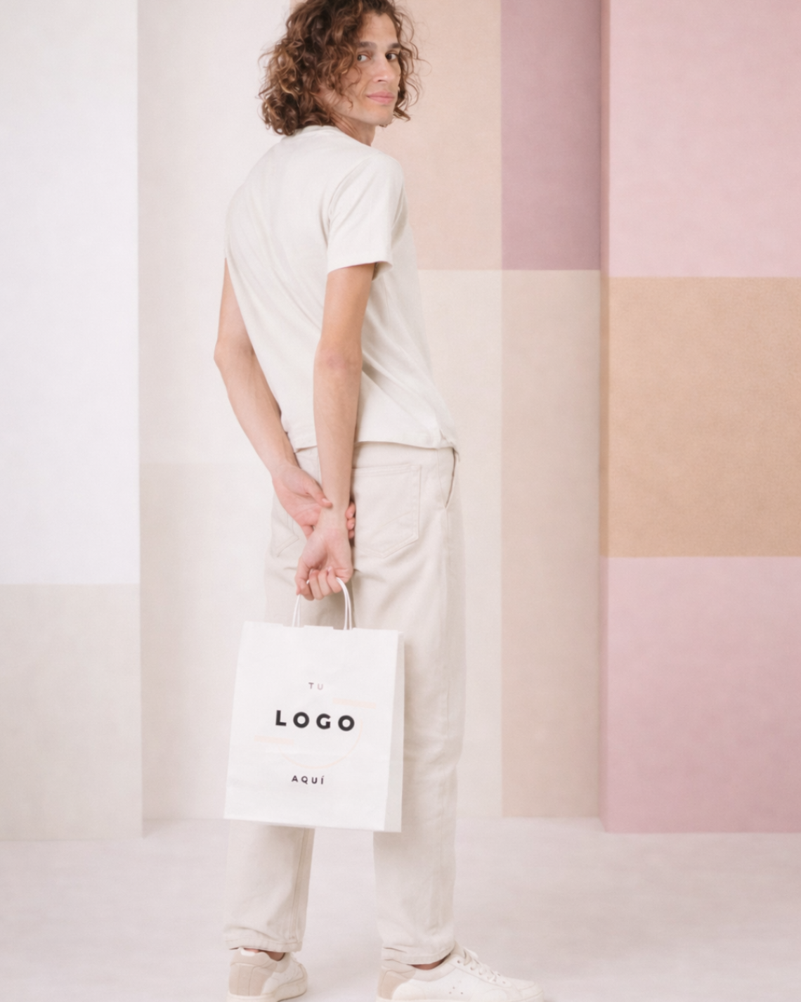 Bolsas medianas de papel blanco sujetas por un hombre