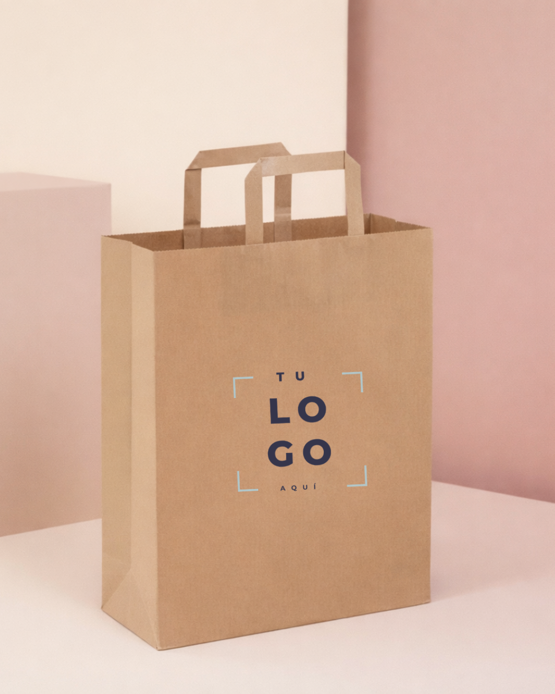 Bolsas de papel medianas de asas planas junto a un juguete