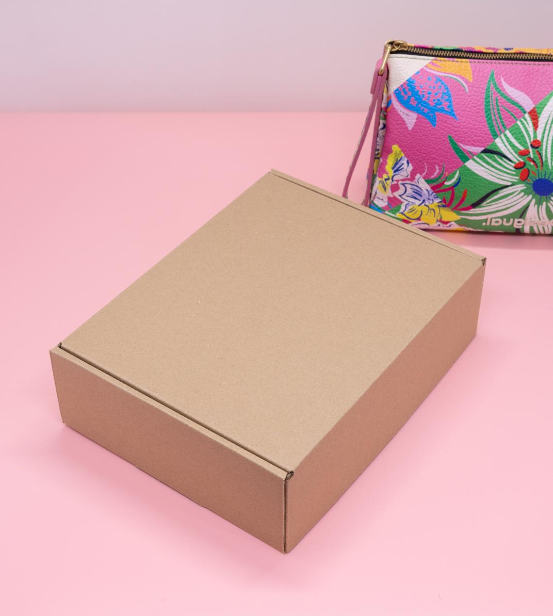 Cajas de cartón con un bolso al lado