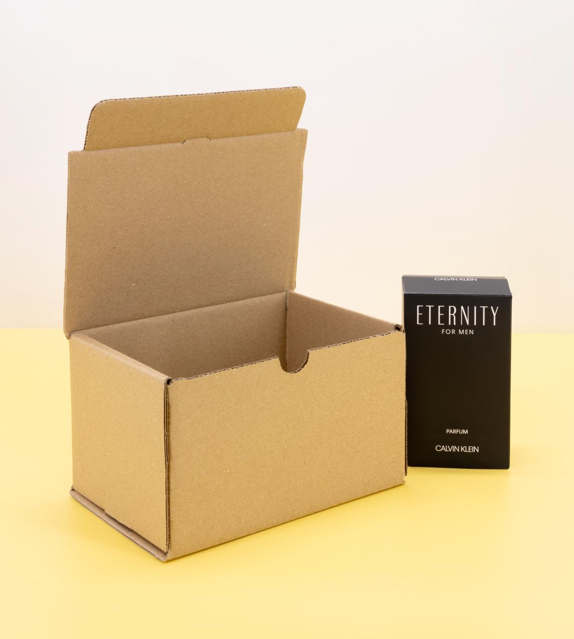 Cajas de cartón pequeñas con una caja de móvil al lado