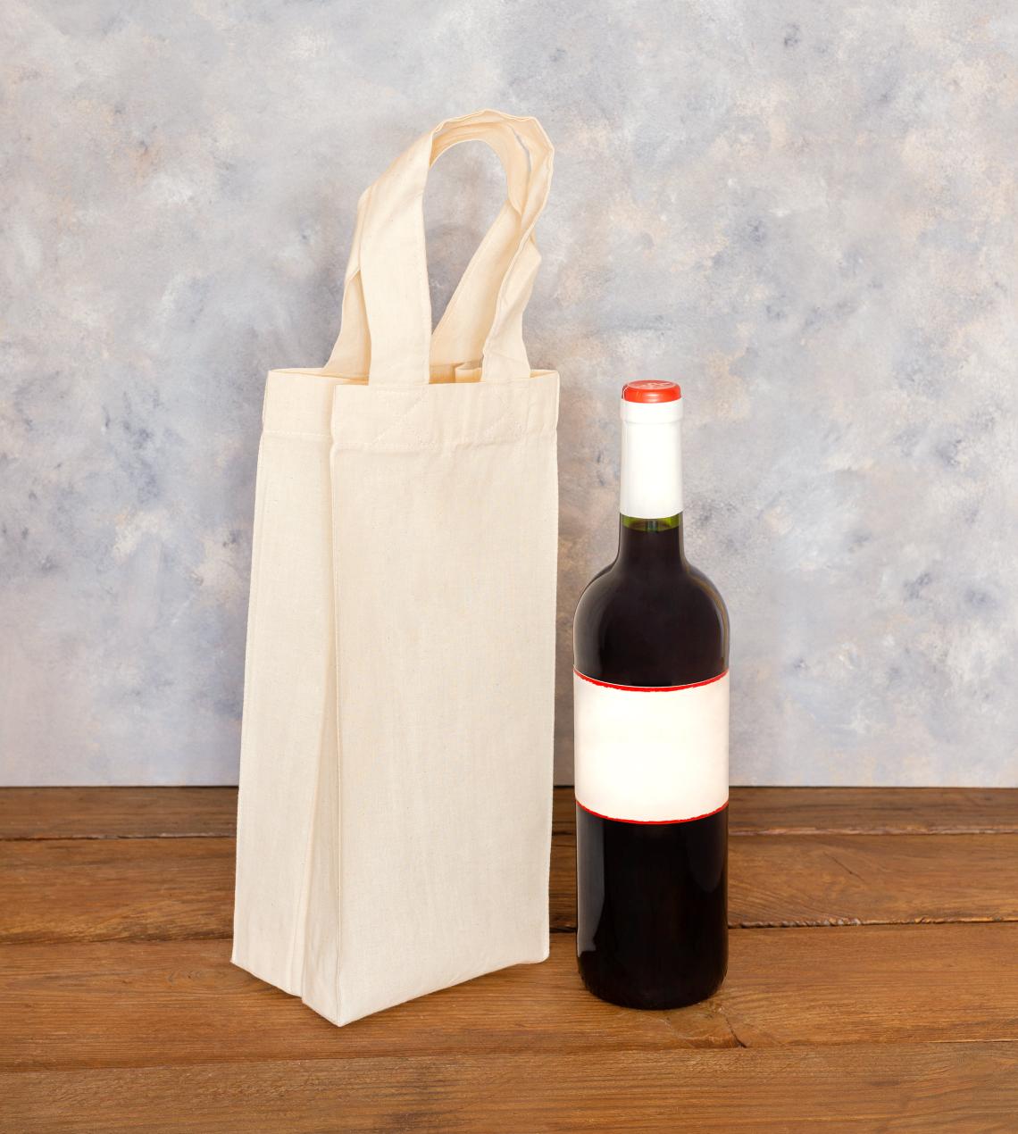 Bolsas de algodón orgánico  junto a una botella