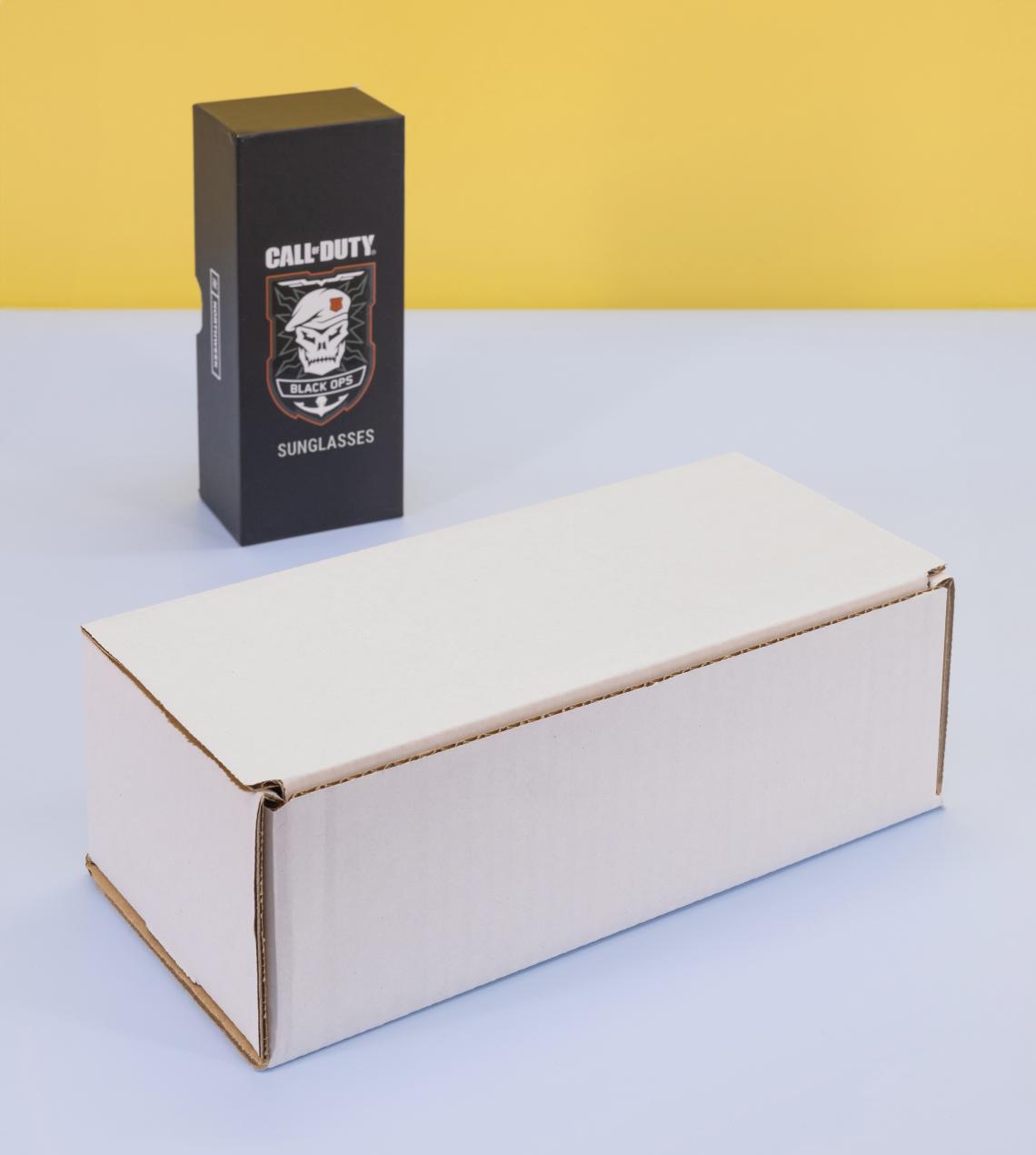 Cajas de cartón pequeñas blancas con  perfume al lado