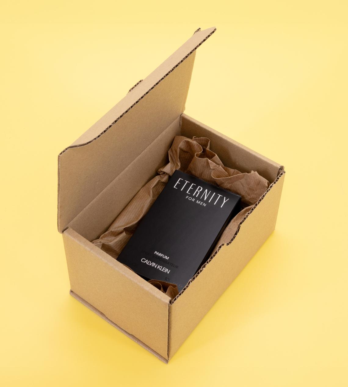 Cajas de cartón pequeñas con una caja de móvil al lado