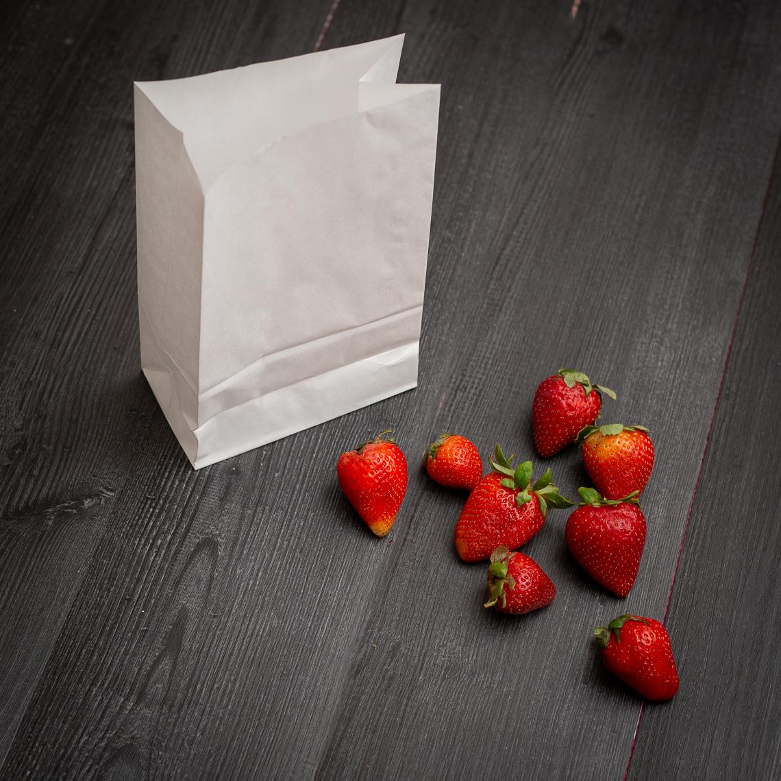 Bolsas de papel sin asas blancas con fresas