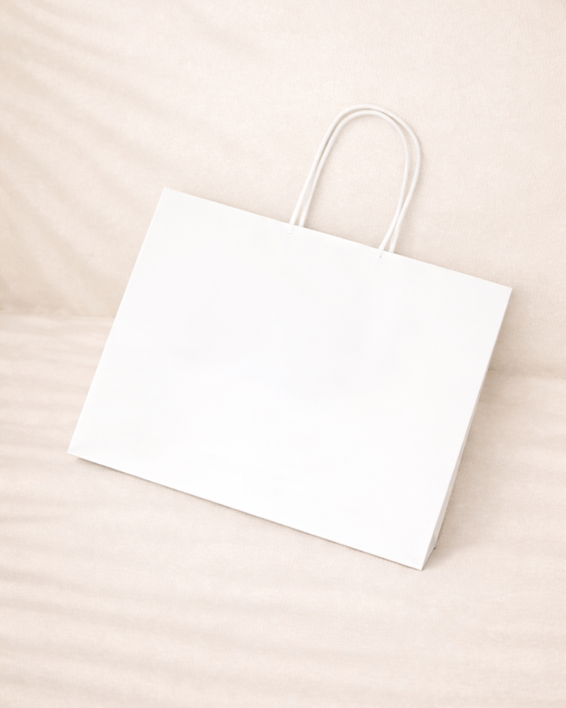 Bolsas blancas de papel con pasteles al lado