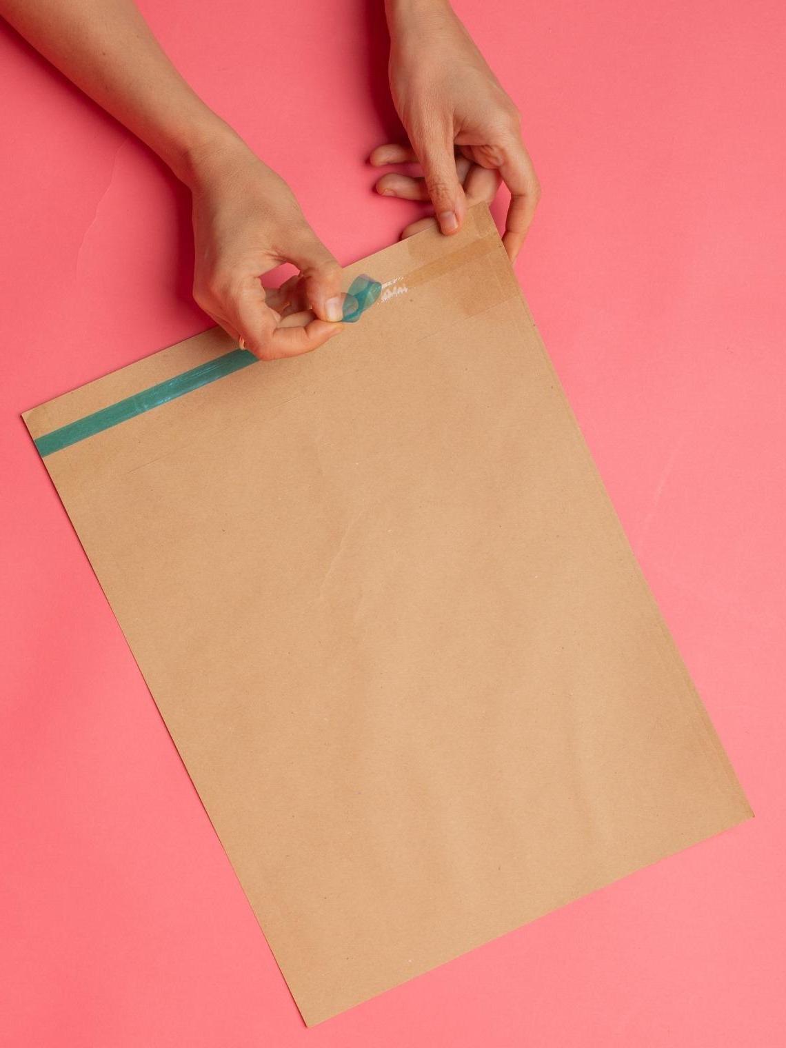 Sobres de papel reciclado junto a un polo