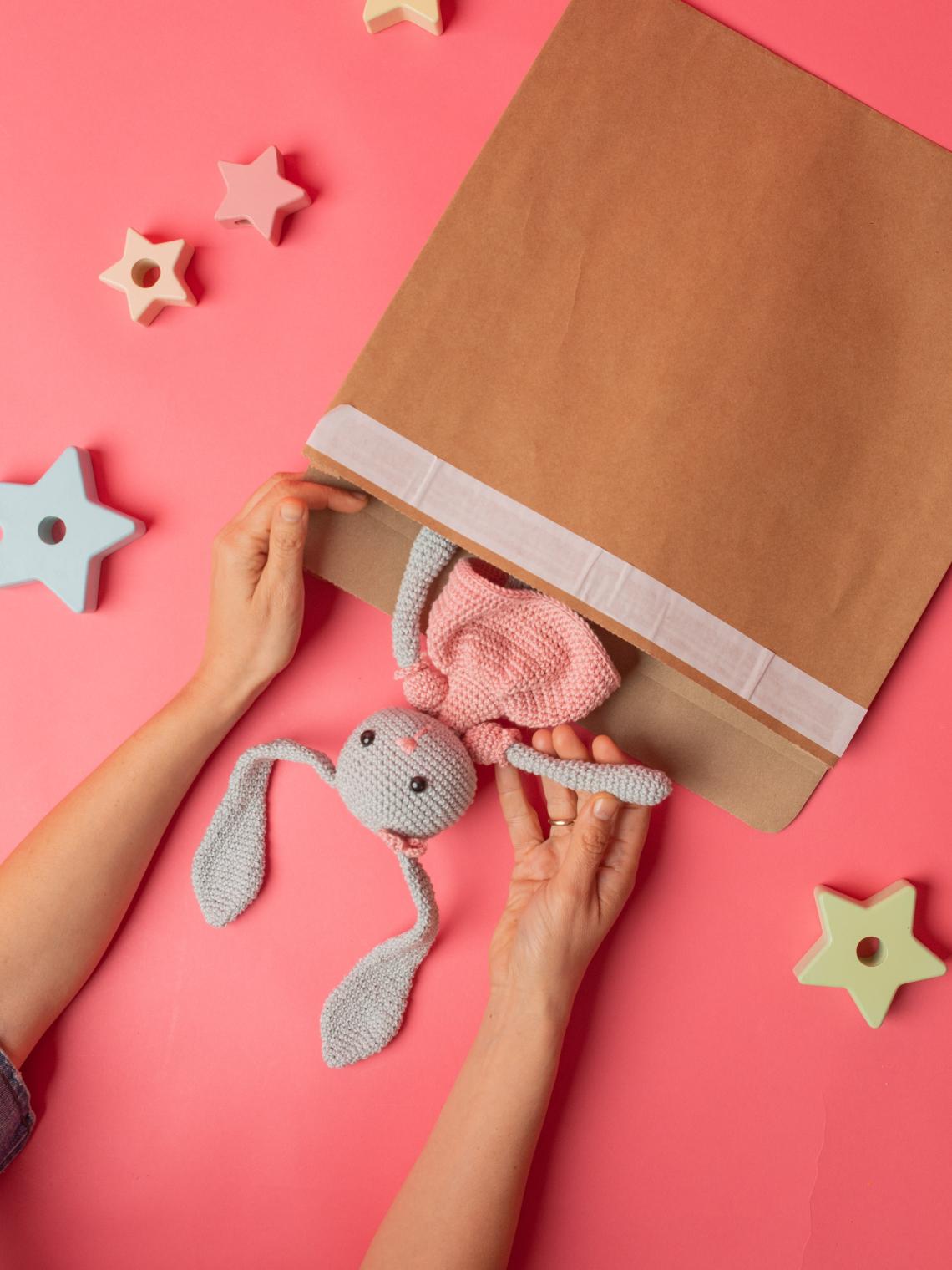 Sobres de papel kraft que tiene un peluche en su interior