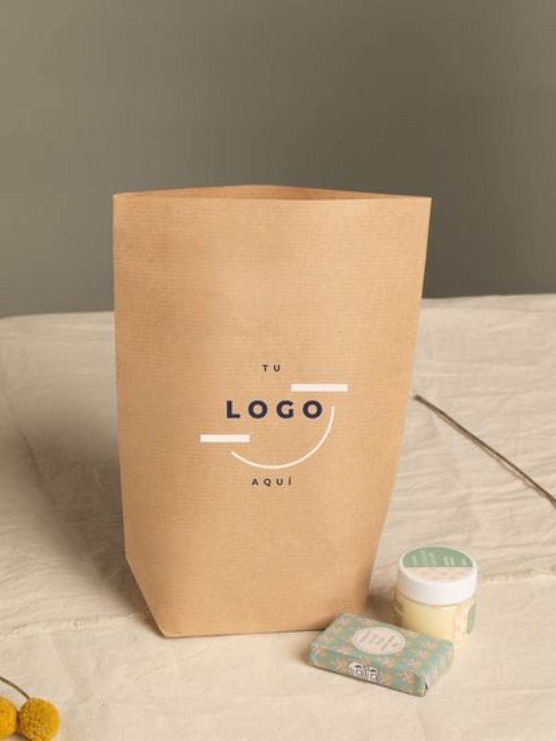 Bolsa de papel kraft hexagonal sin asas, fabricada en España en talleres inclusivos, junto a productos de cosmética natural