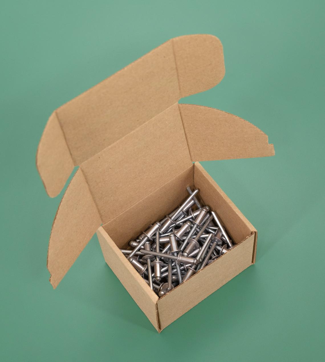 Cajas de cartón con tornillos