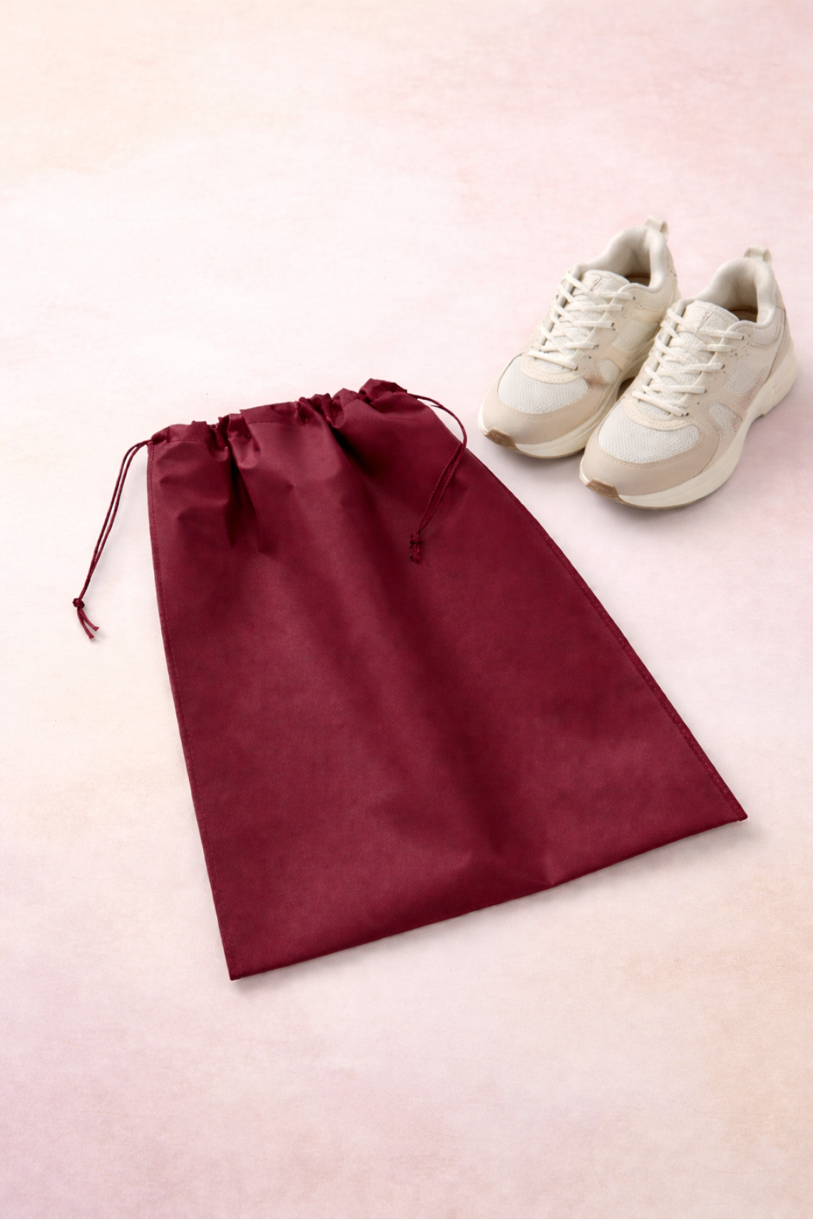 Sacos medianos de tela reciclada con cierre de cordones granate