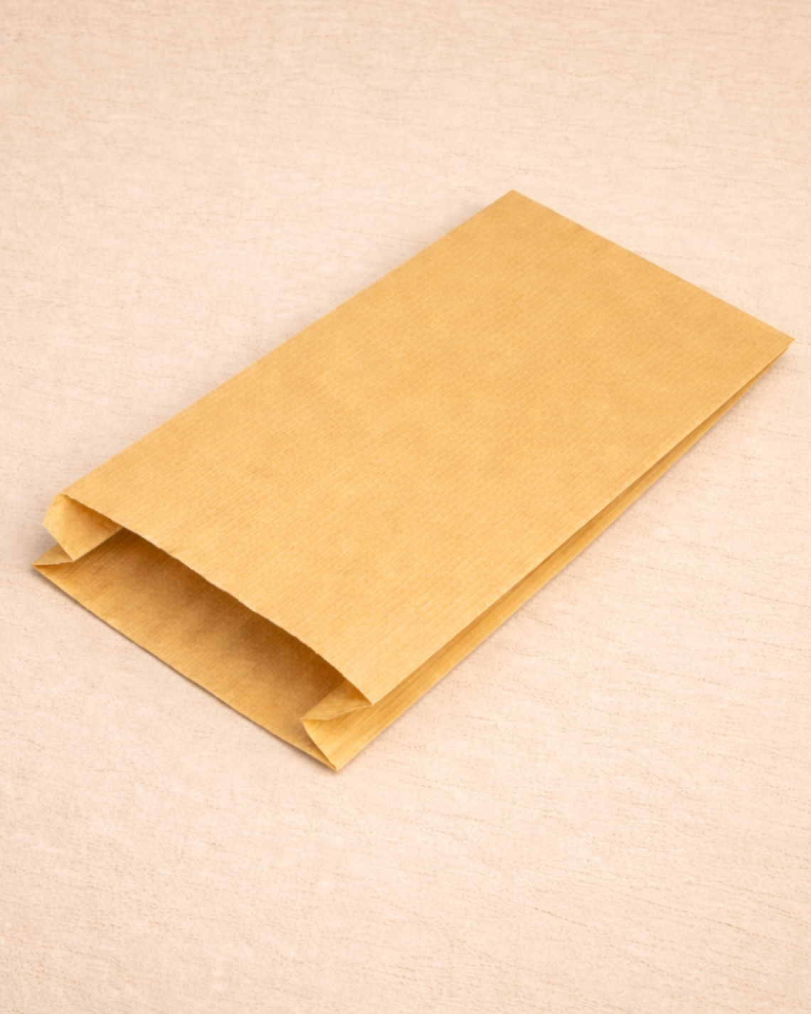 Sobres de papel con fuelle de color kraft con lápices de colores alrededor