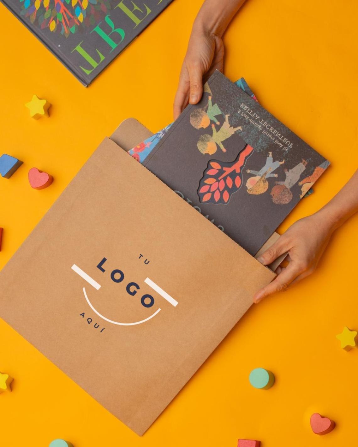 Sobres de papel kraft con unos libros