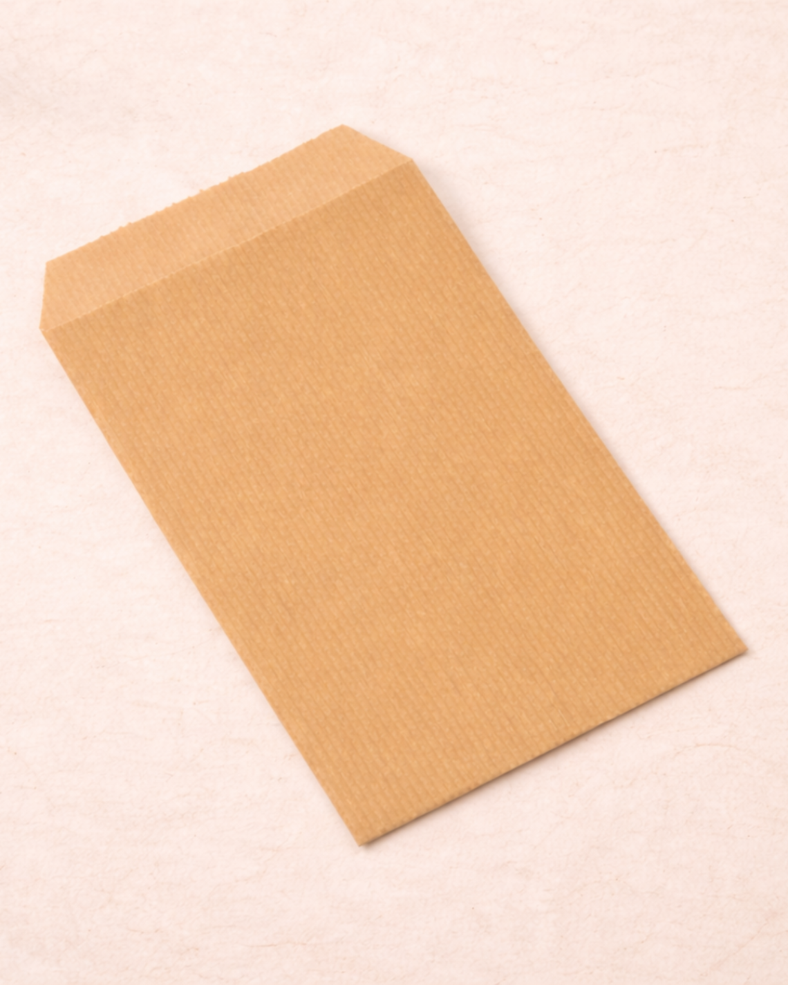 Sobres de papel pequeños kraft con lápices alrededor