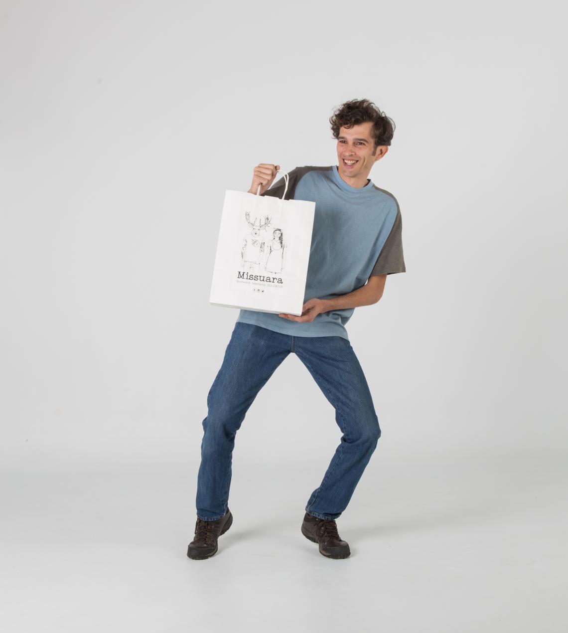 bolsas de papel blancas sujetas por un hombre