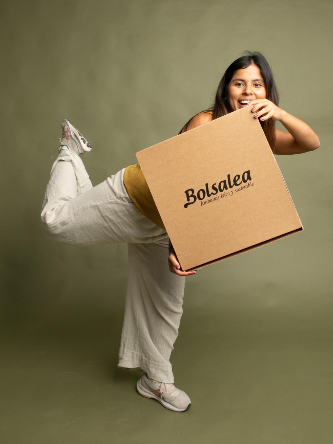 Una persona sujetando la caja ecommerce grande