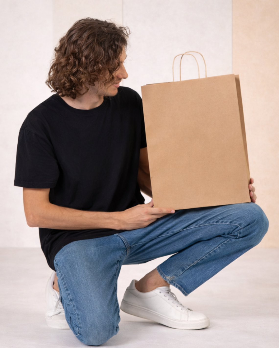 Bolsa de papel kraft con un hombre