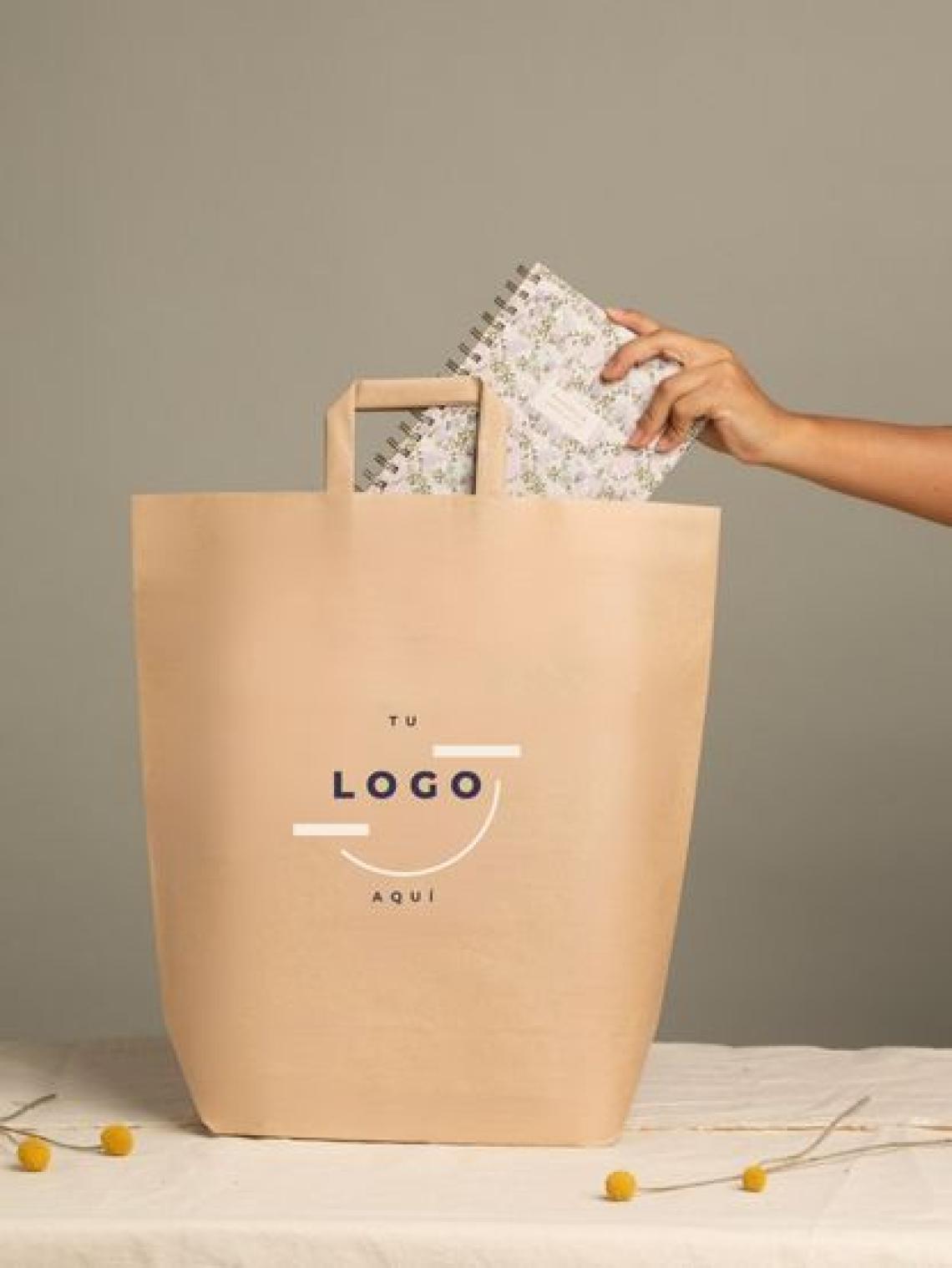 Bolsa de papel kraft hexagonal XXL sin asas de 40x14x25 cm, fabricada en España con impacto social y opción de personalización con logo para ecommerce sostenible.