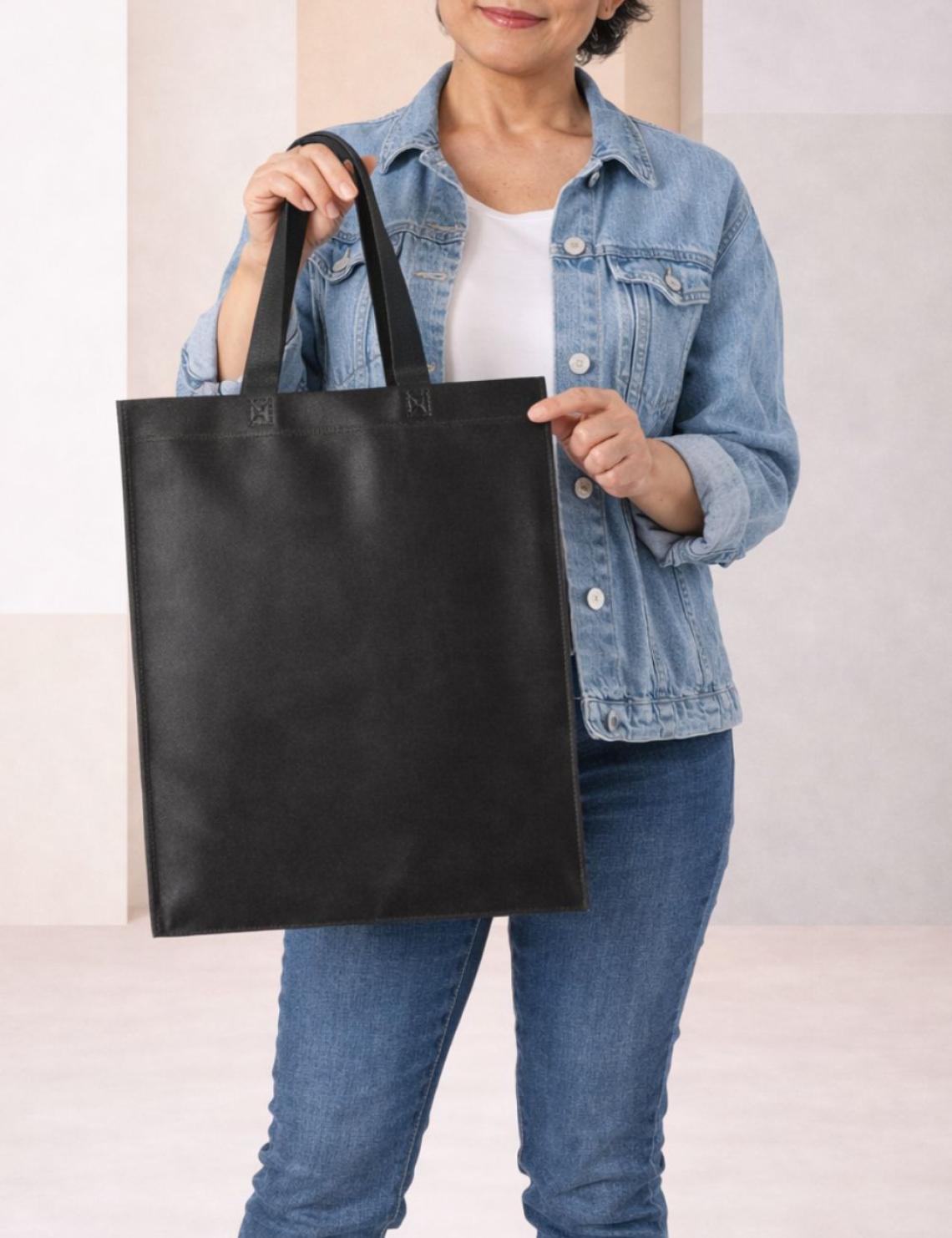 Bolsas medianas de tela reciclada de color negro sujetadas por una mujer