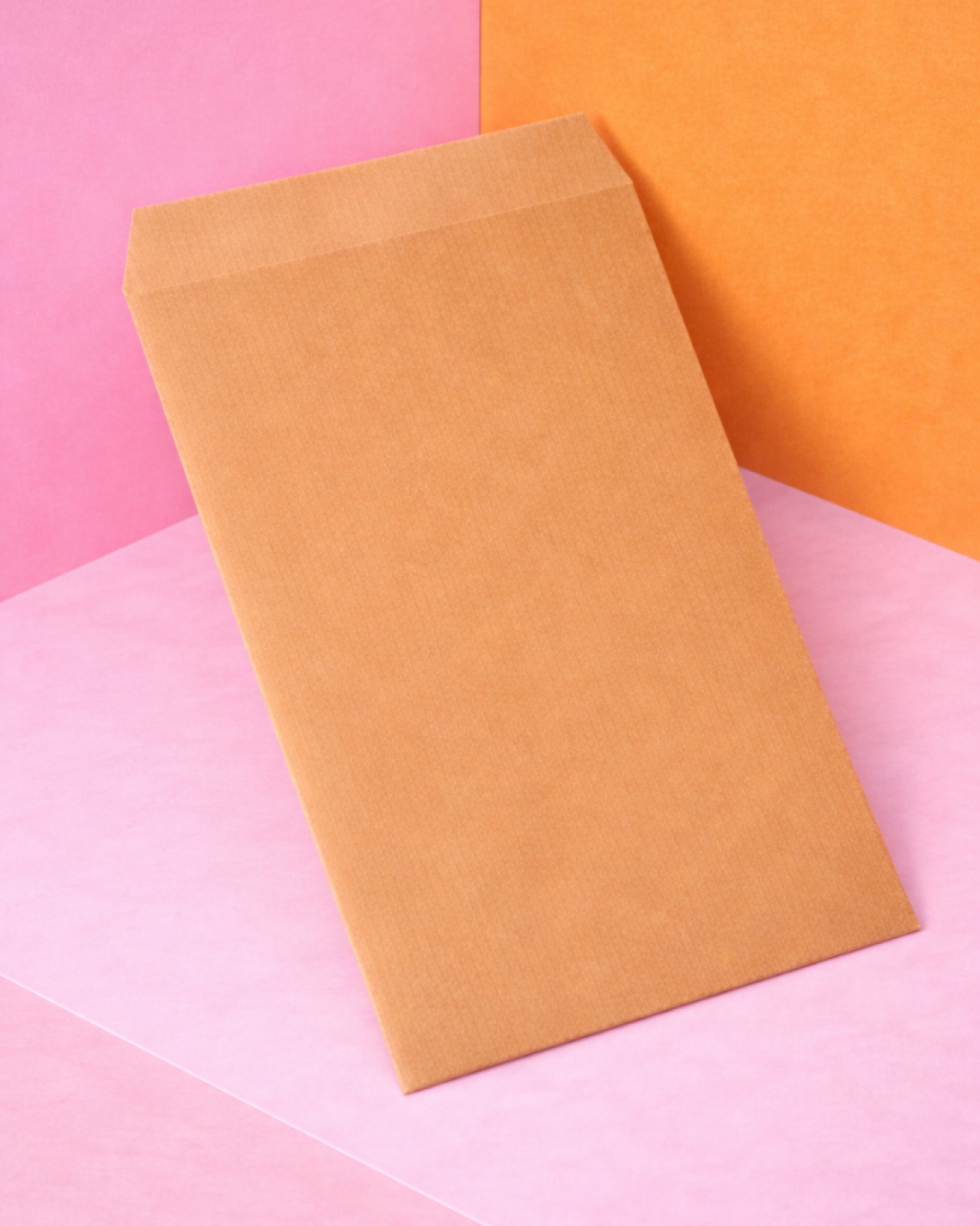 Sobres de papel kraft con caramelos alrededor