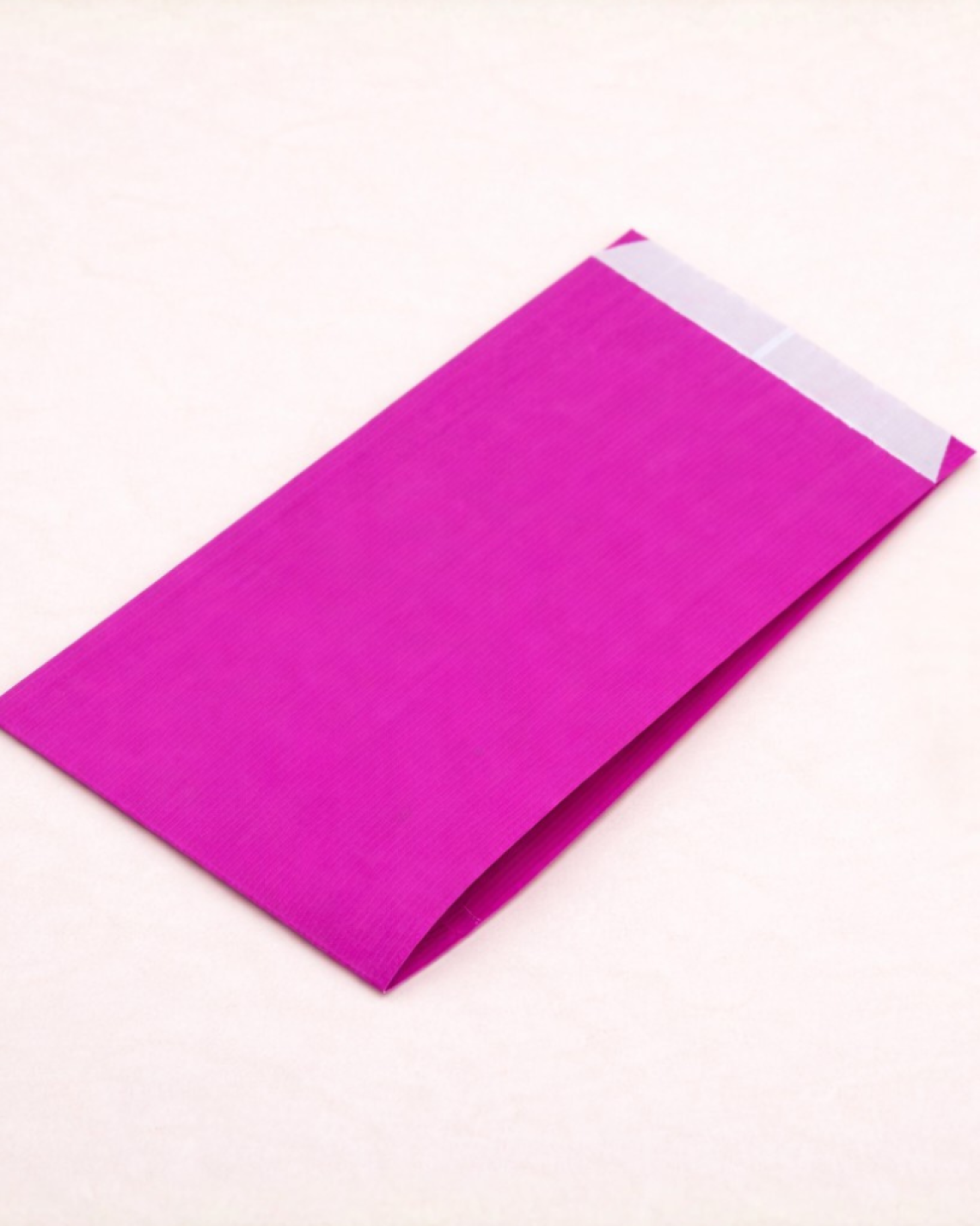 Sobres de papel de color morado