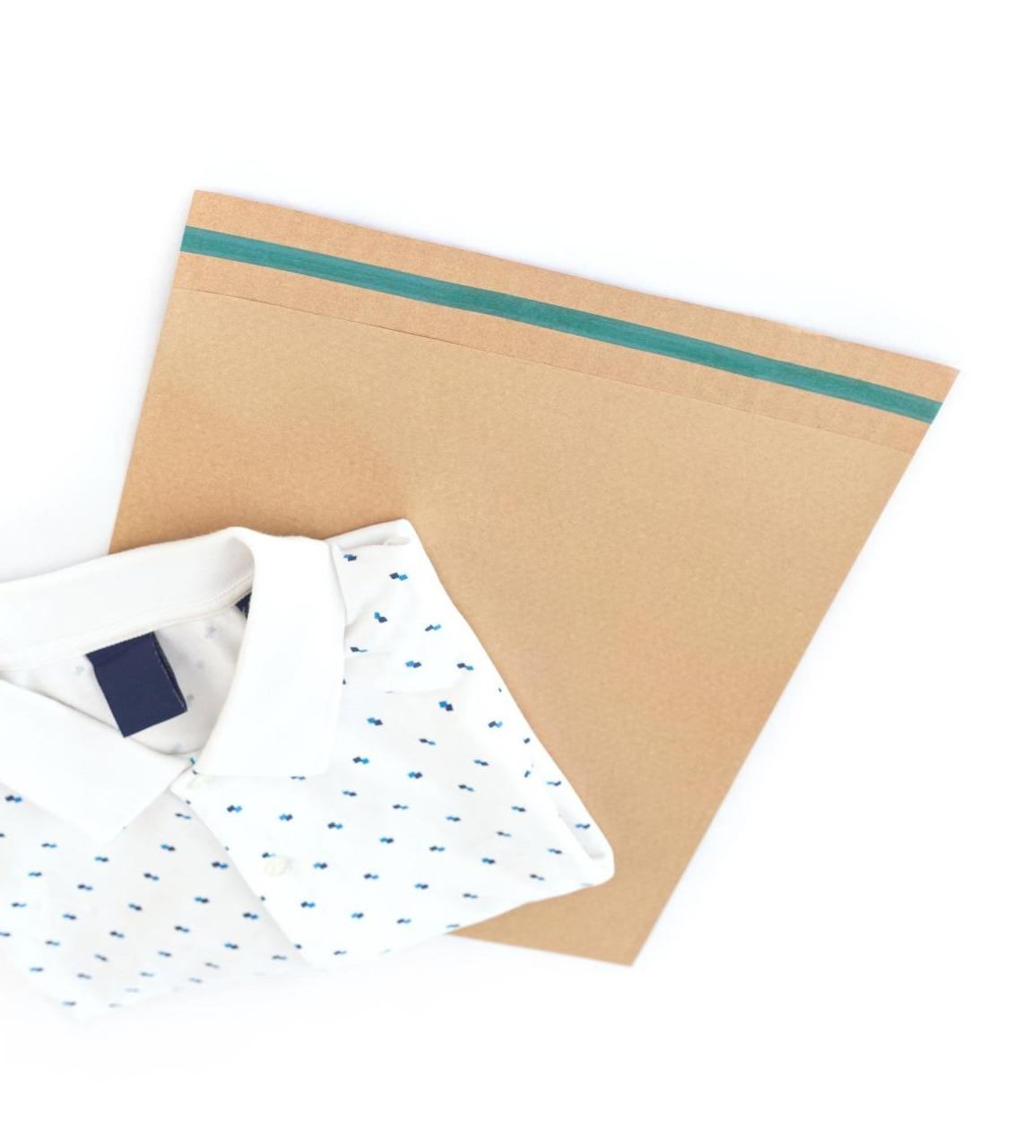 Sobres de papel reciclado junto a un polo