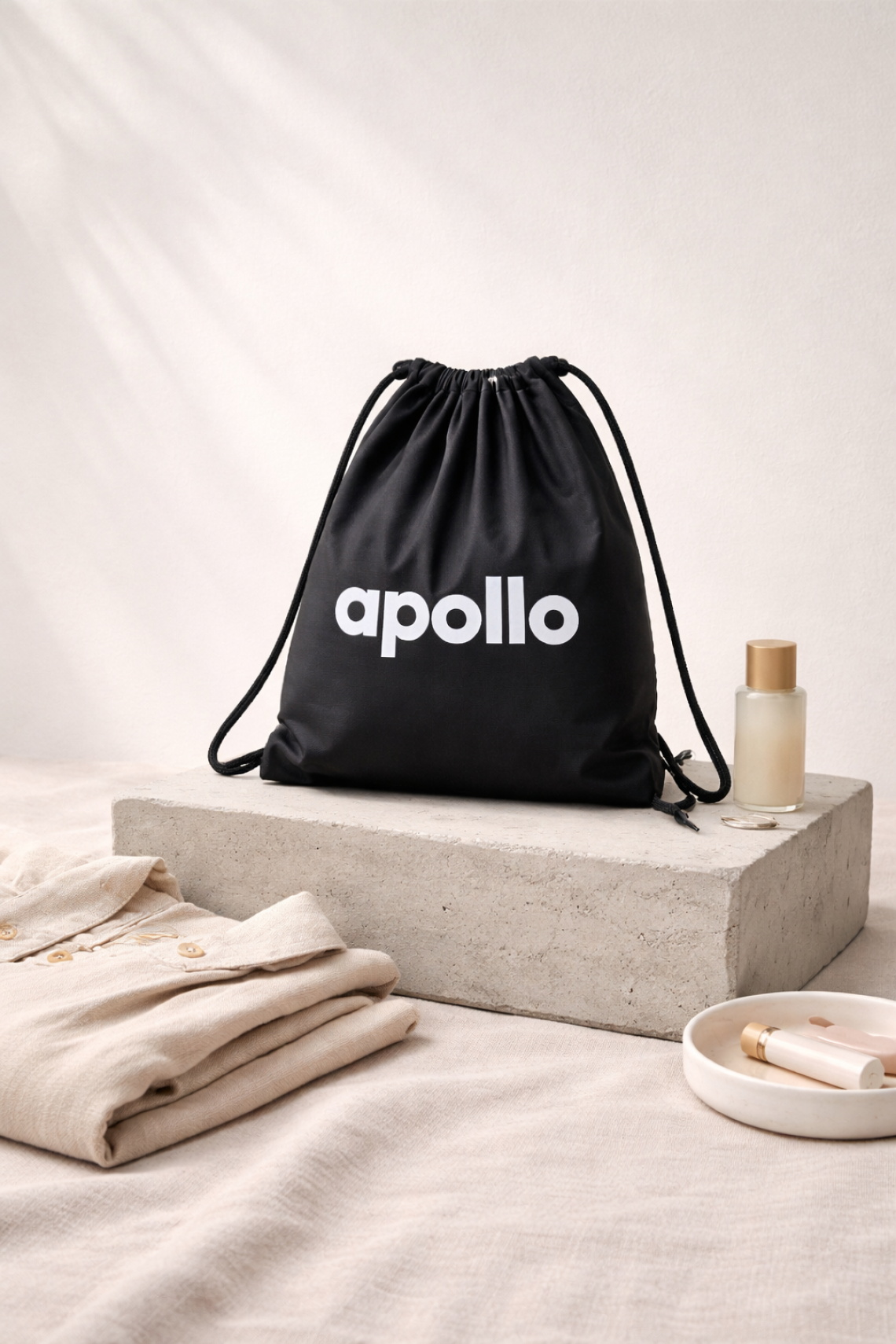 Mochilas de tela negras en la espalda de un hombre