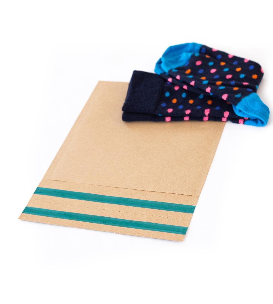 sobres de papel con tiras adhesivas con sobres de semillas al lado