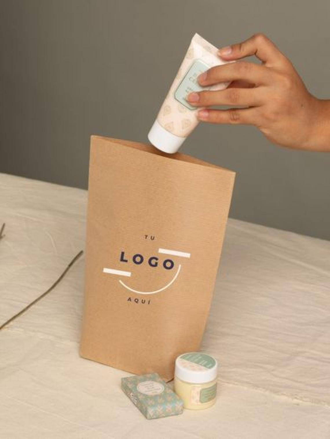 Bolsa de papel kraft hexagonal personalizable con logotipo, ideal para packaging de productos sostenibles