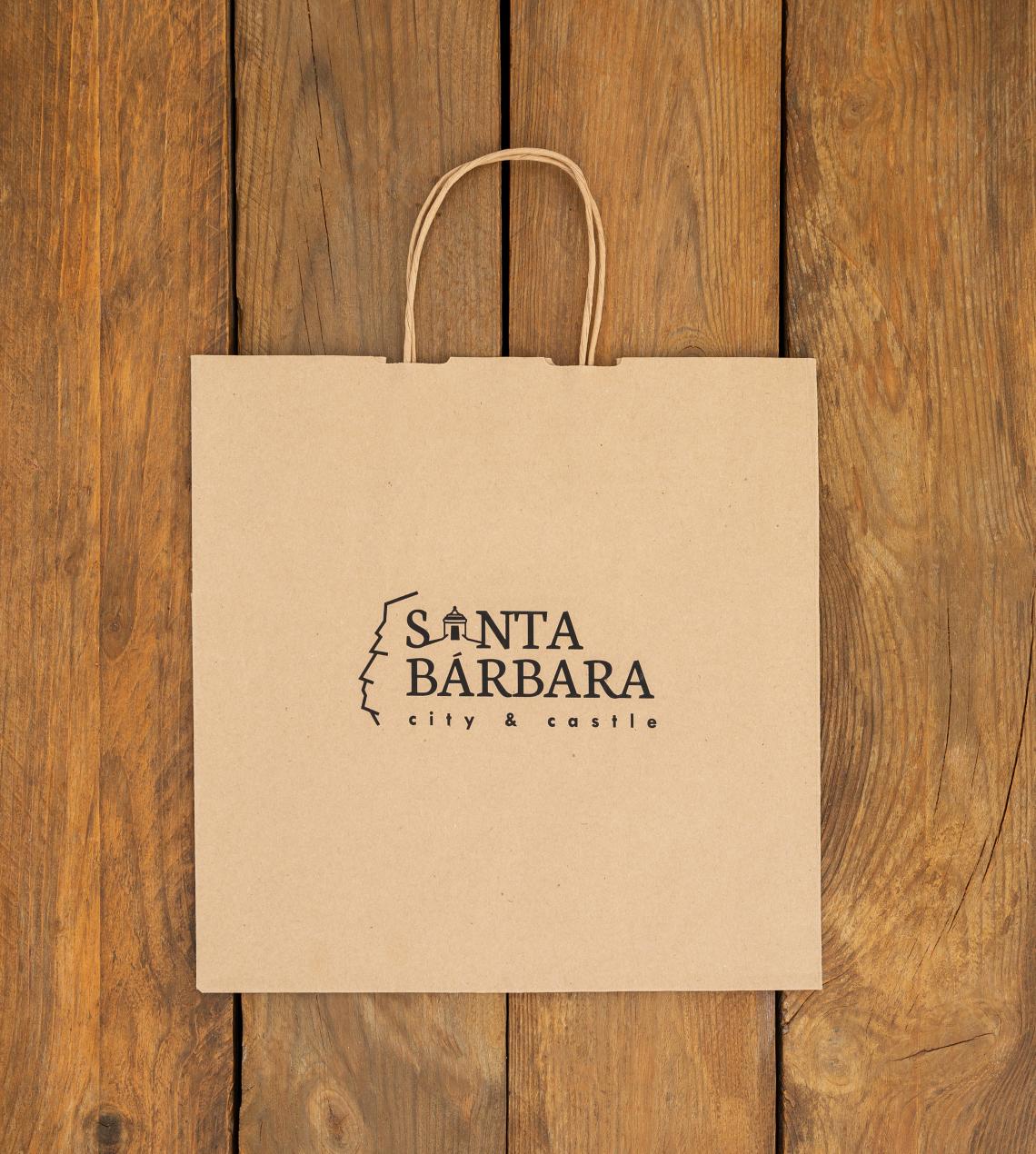 Bolsa de papel color kraft sobre una mesa