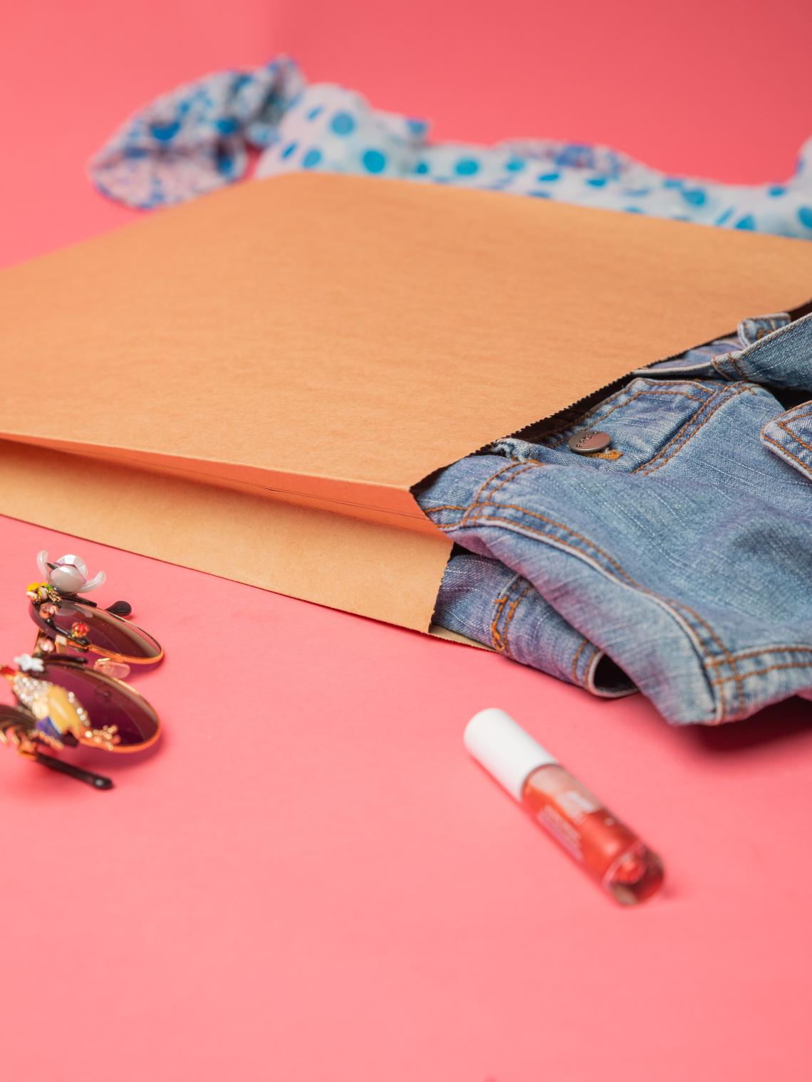 Sobres de papel kraft con una camisa vaquera