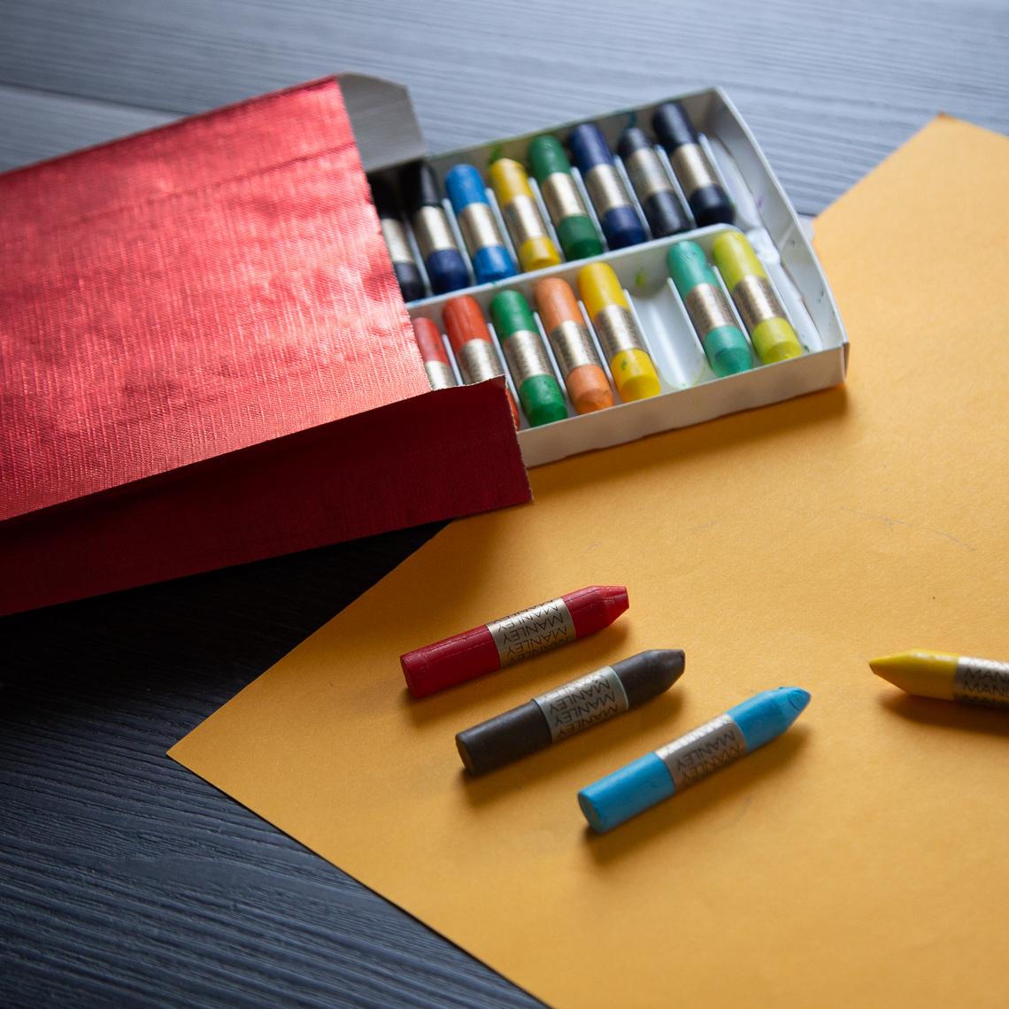 Sobres de papel metalizados rojos con pinturas alrededor