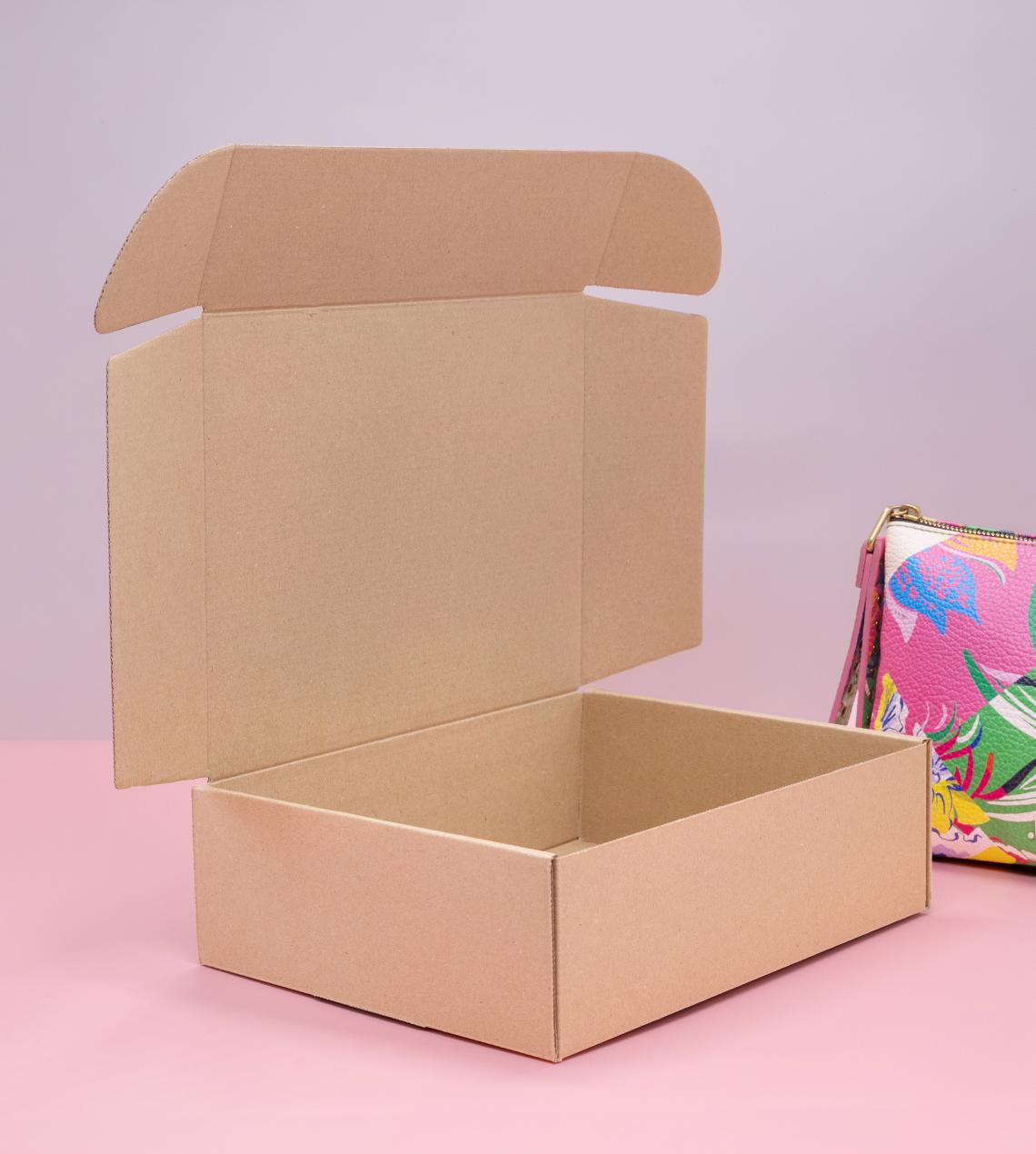Cajas de cartón con un bolso al lado
