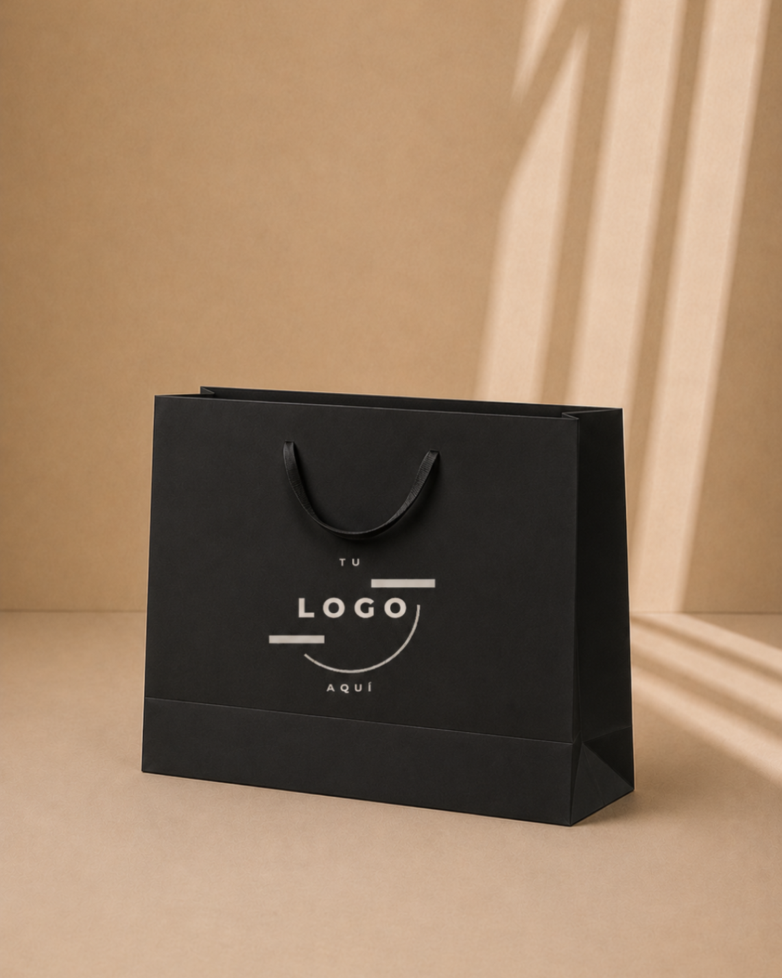 Bolsas de lujo negras con unos zapatos al lado