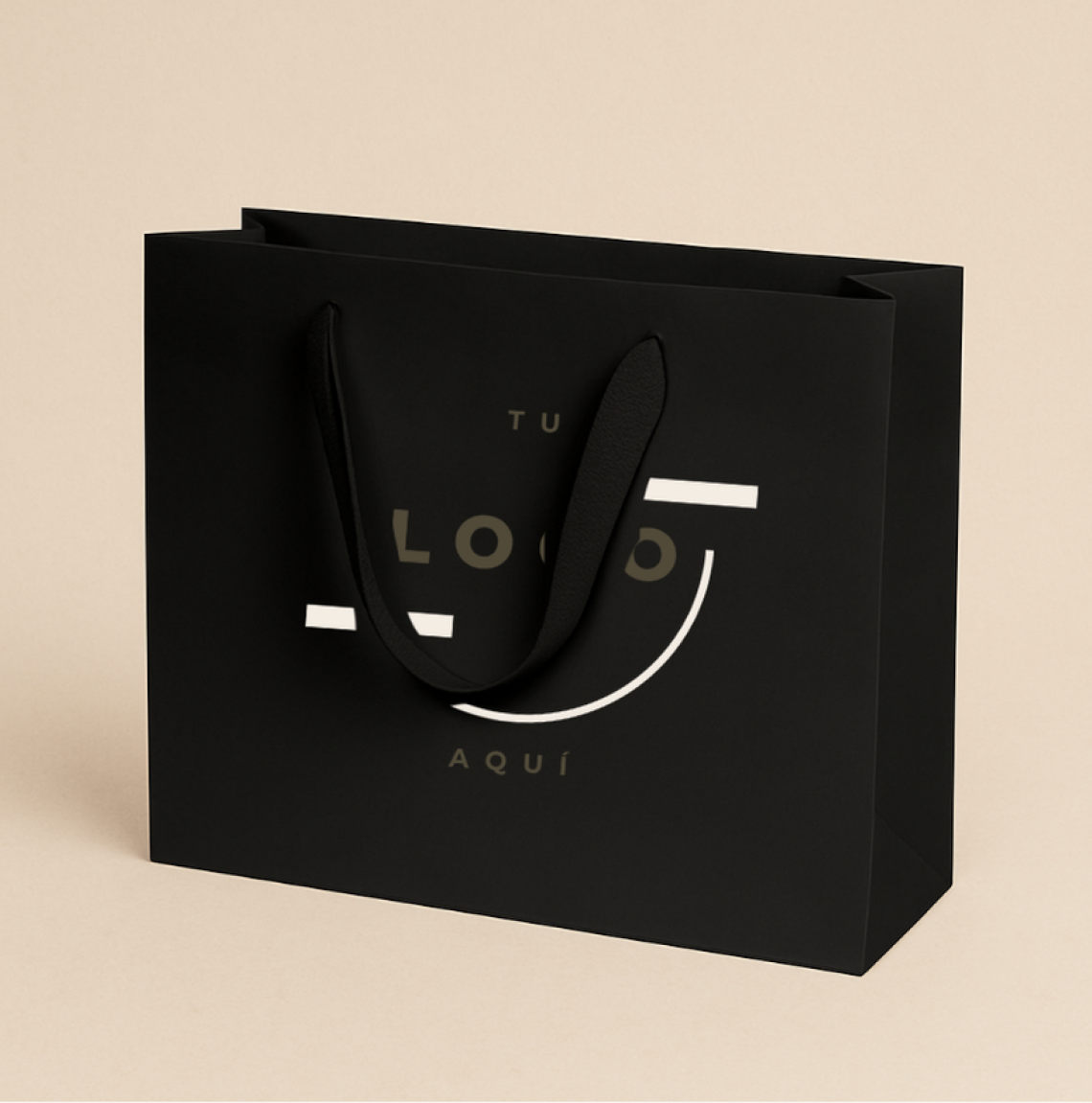 Bolsas de lujo negras con unos zapatos al lado