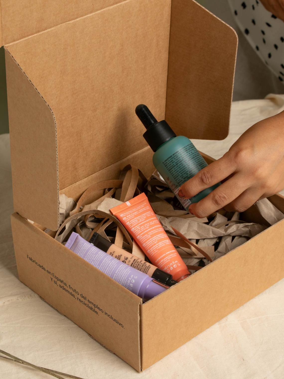 Caja automontable de cartón kraft para cosmética | Packaging sostenible Bolsalea Caja automontable de cartón kraft con relleno reciclado y productos cosméticos en su interior. Fabricada en España con empleo inclusivo y materiales reciclables por Bolsalea. Si deseas tu caja con separadores interiores, contáctanos.