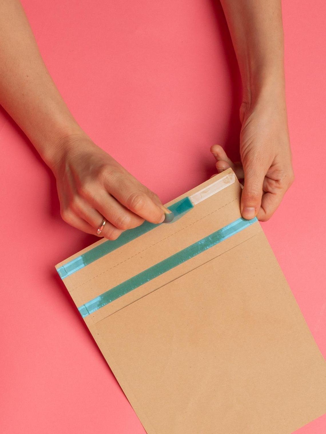 Sobres de papel kraft con tiras adhesivas