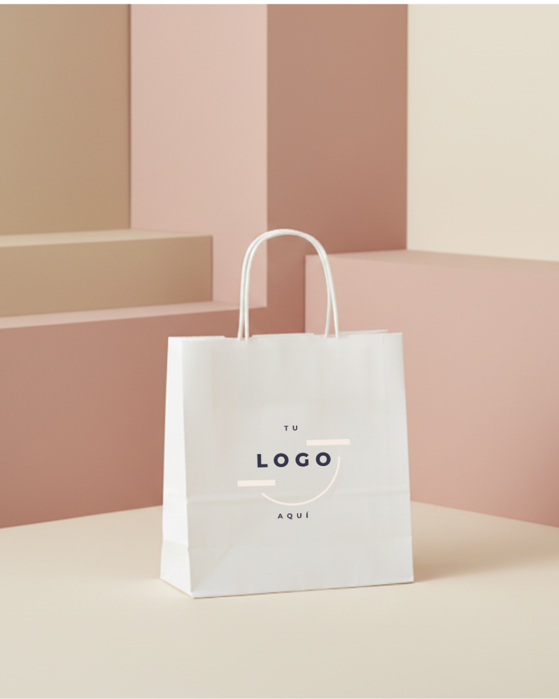 Una mujer sujetando las bolsas de papel