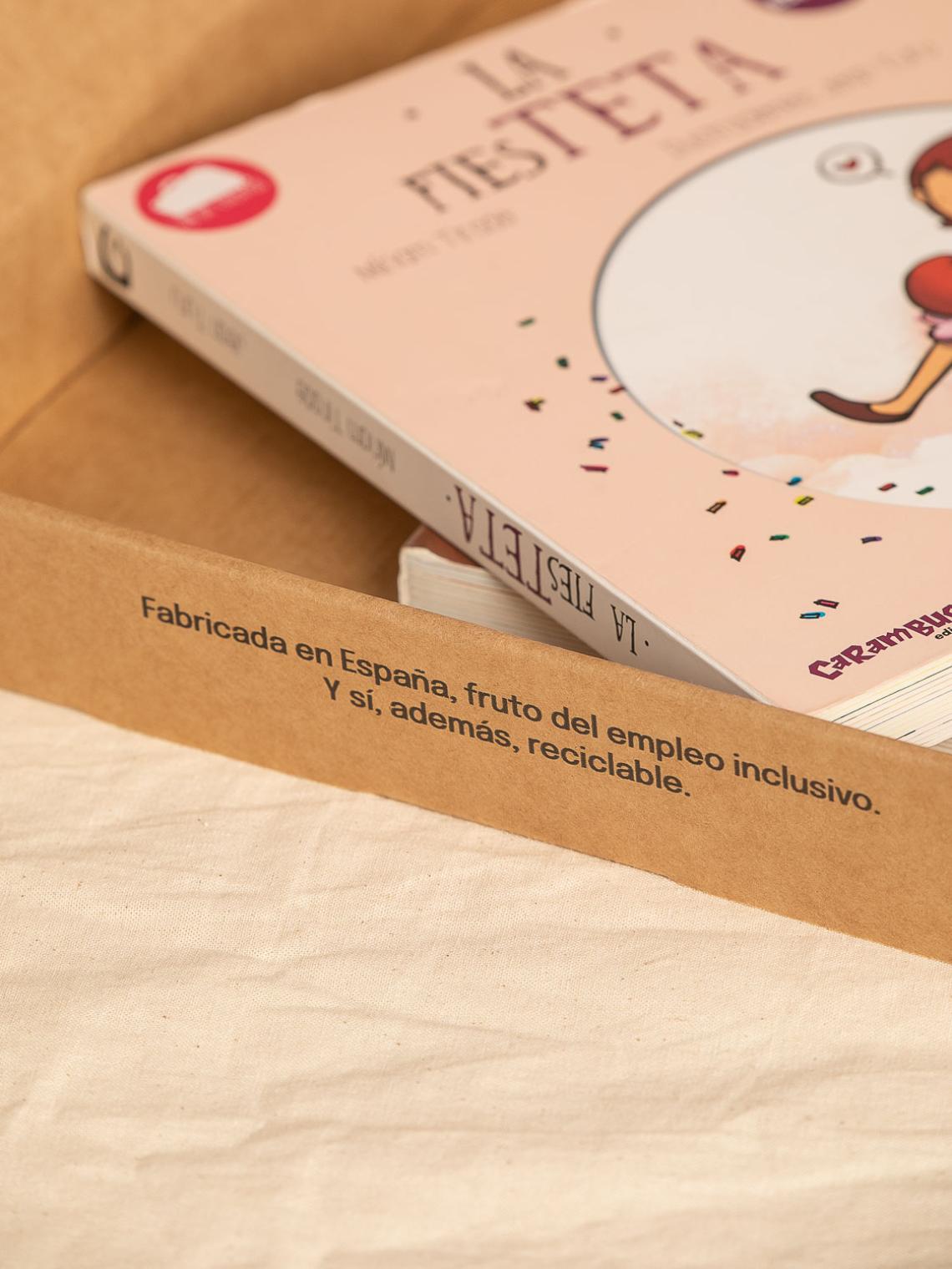 Detalle de caja automontable de cartón kraft con la frase “Fabricada en España, fruto del empleo inclusivo. Y sí, además, reciclable.” junto a libros en su interior. Embalaje sostenible y ético de Bolsalea.