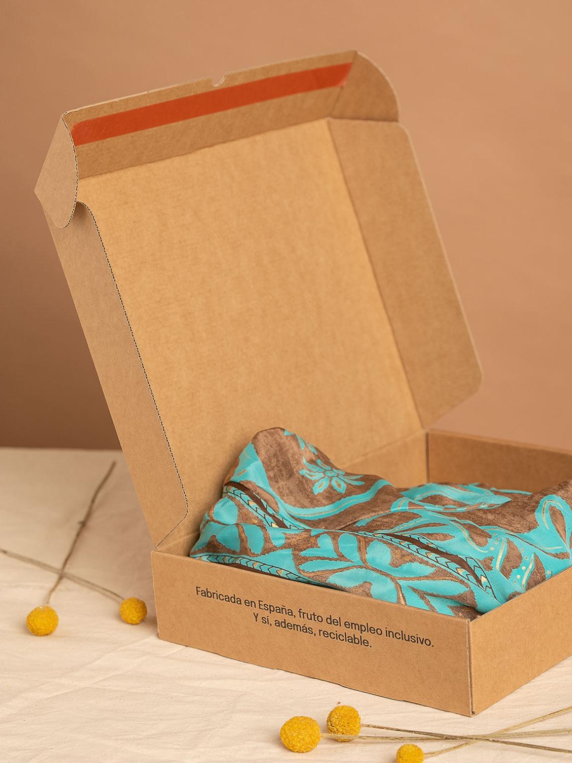 Caja automontable de cartón kraft abierta con una prenda de tela en su interior. Fabricada en España con empleo inclusivo y materiales reciclables por Bolsalea. Si deseas tu caja con separadores interiores, contáctanos.