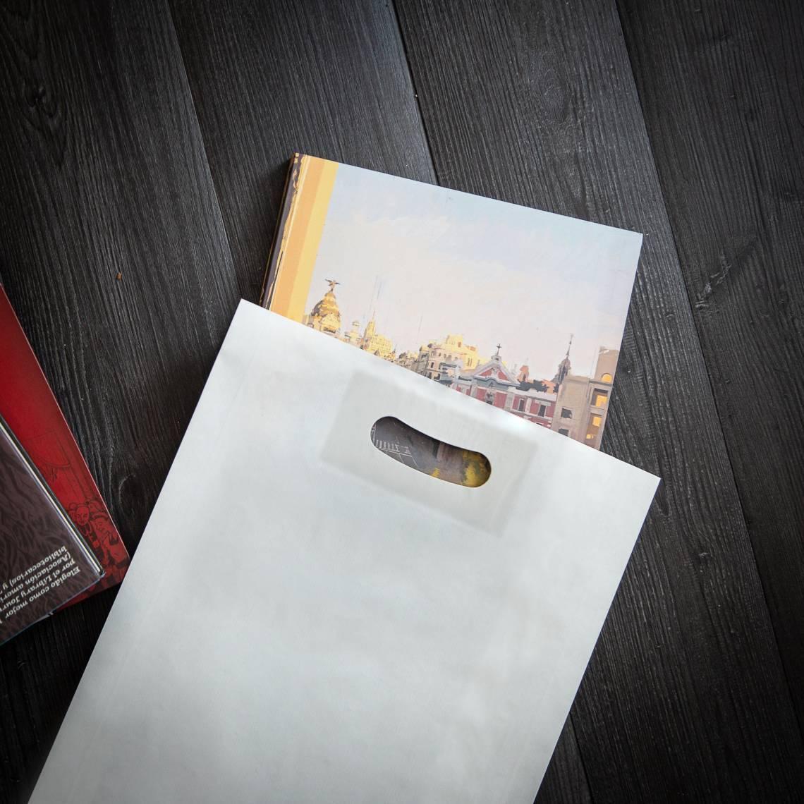 Bolsas blancas grandes con asas troqueladas con libros