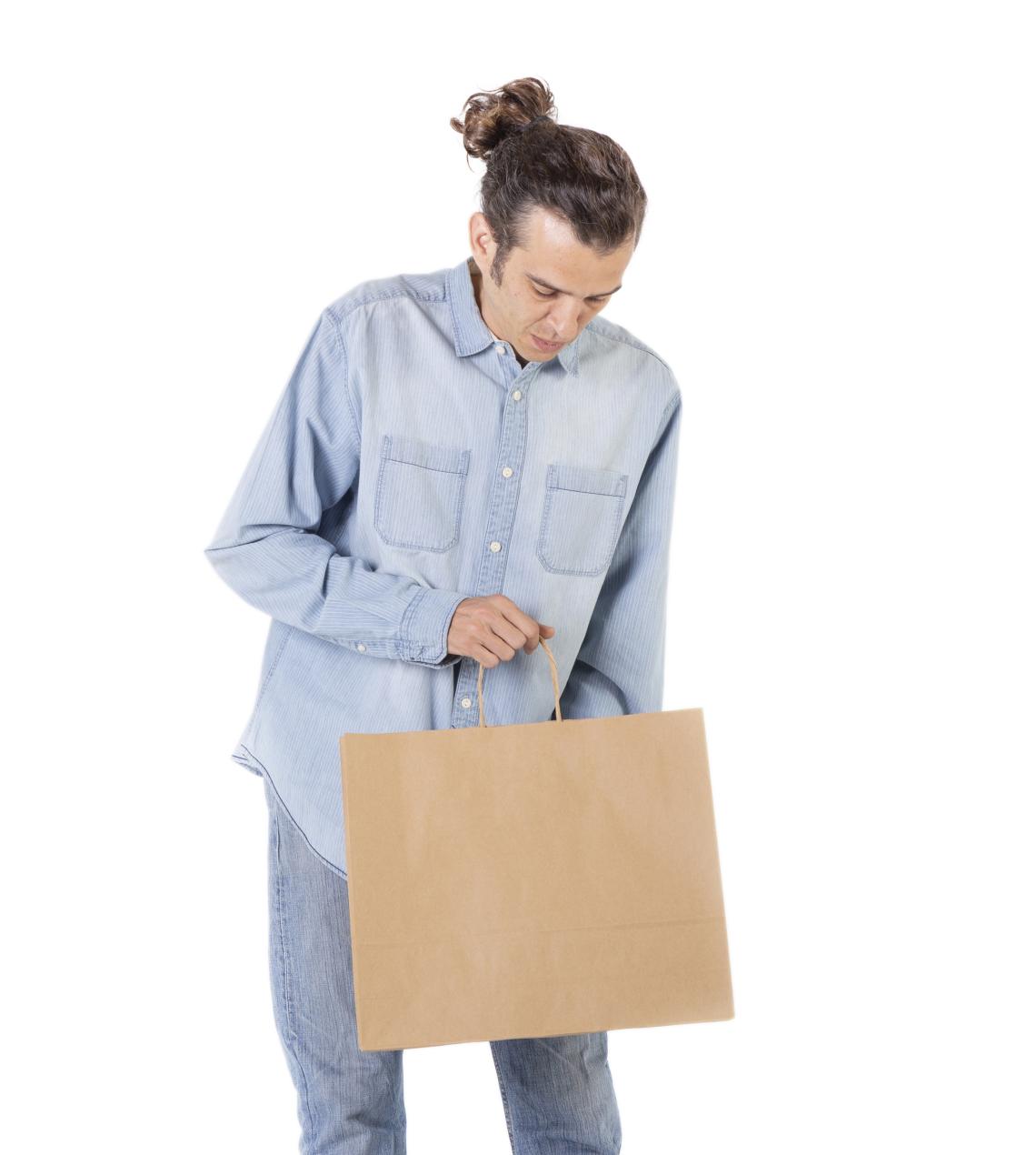 Bolsas de papel kraft de tamaño mediano sujetadas por un hombre