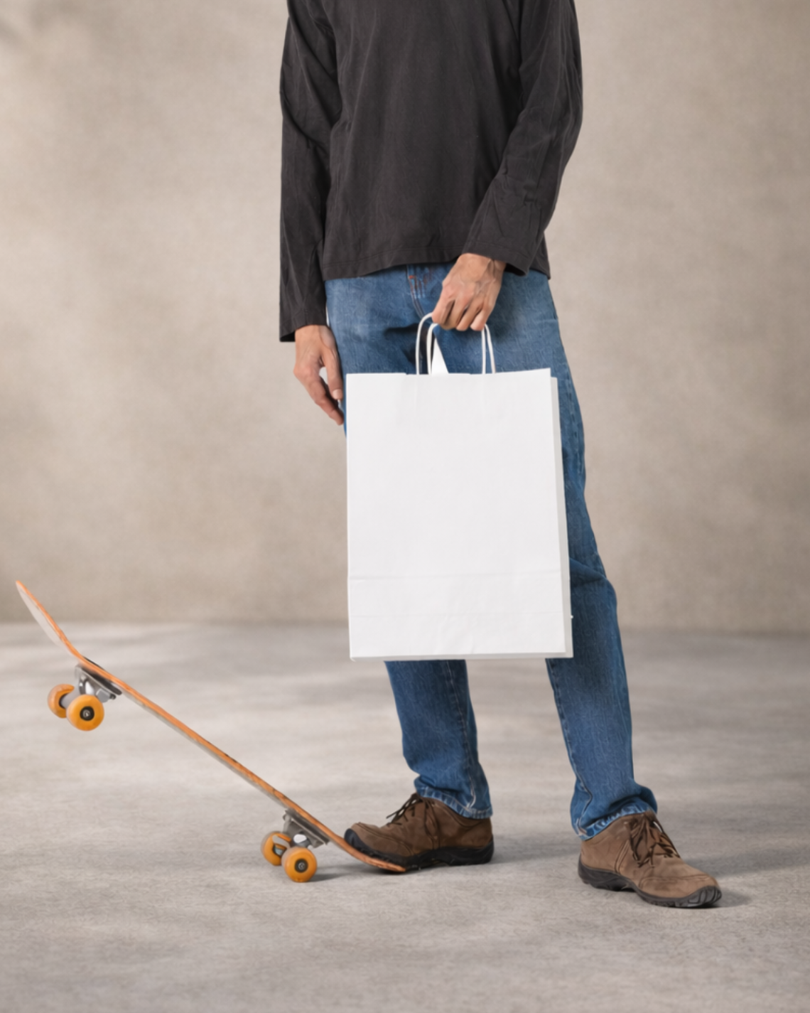 bolsas de papel blancas sujetas por un hombre
