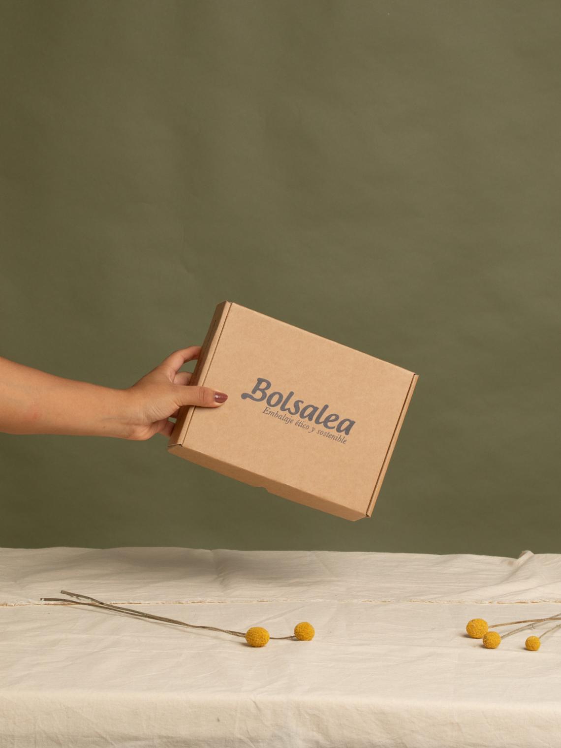 Caja automontable de cartón kraft con logo de Bolsalea, fabricada en España con materiales sostenibles. Ideal para envíos ecológicos y packaging responsable.