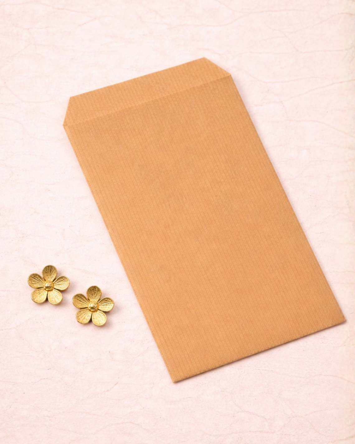 sobre kraft con objetos alrededor